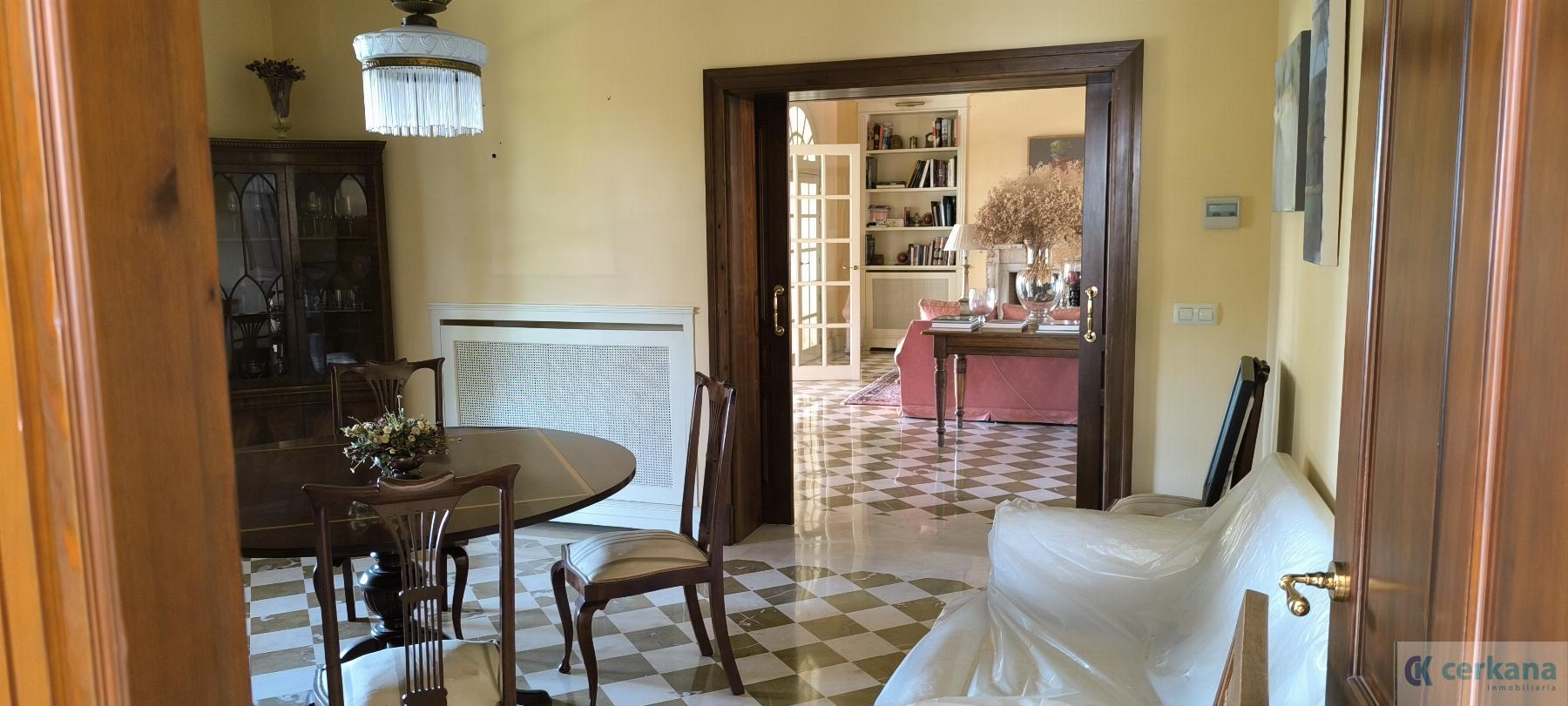 For sale of chalet in Tomares