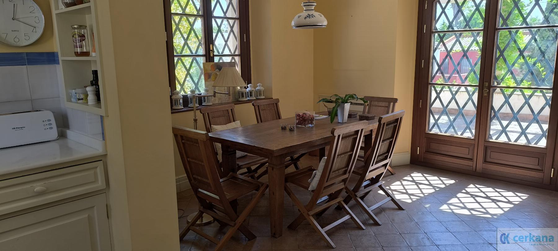 For sale of chalet in Tomares