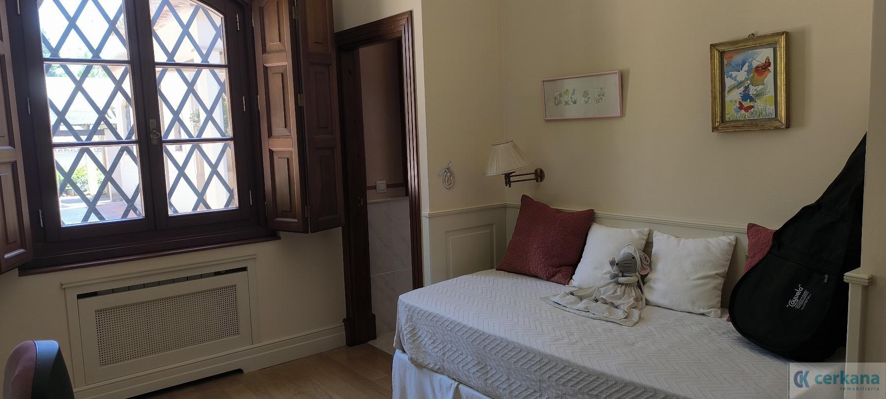For sale of chalet in Tomares