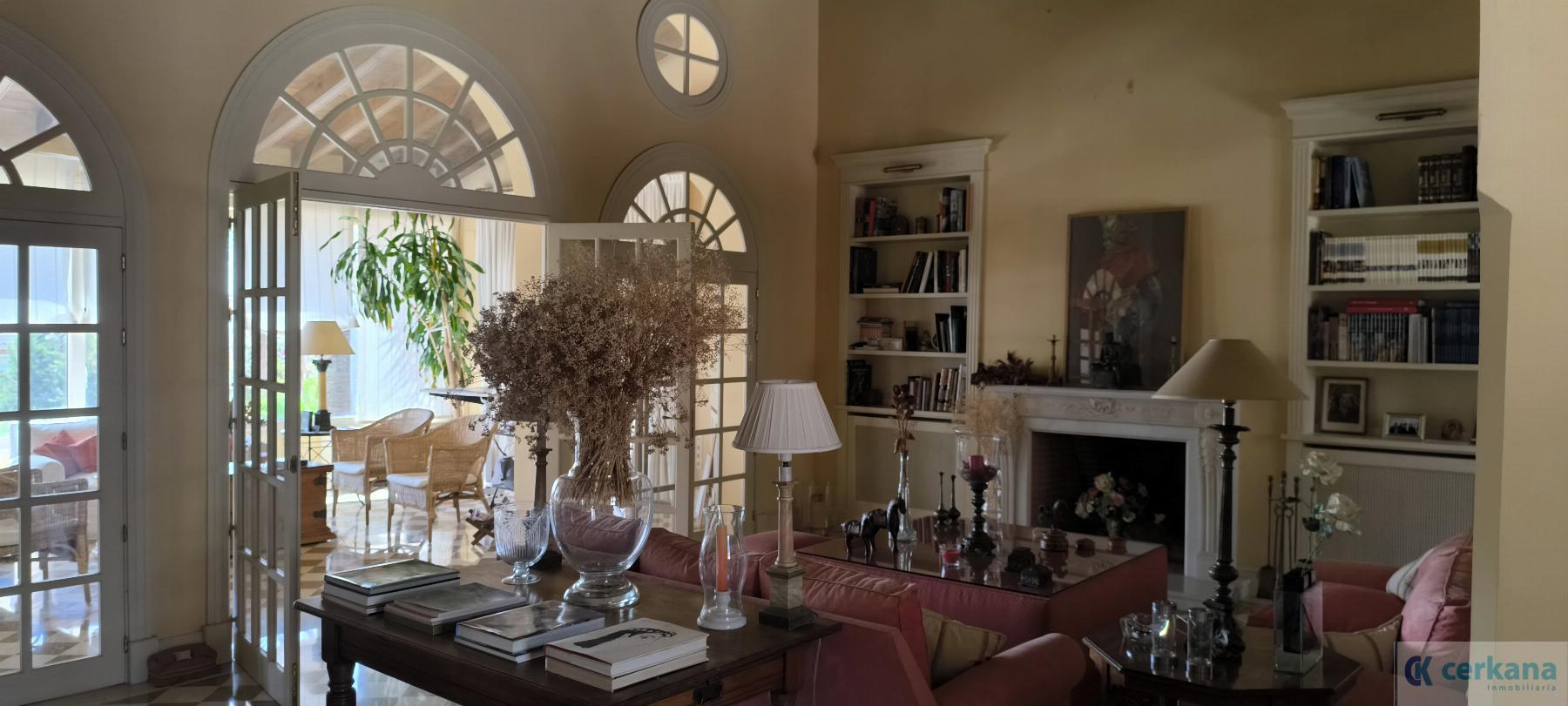 For sale of chalet in Tomares