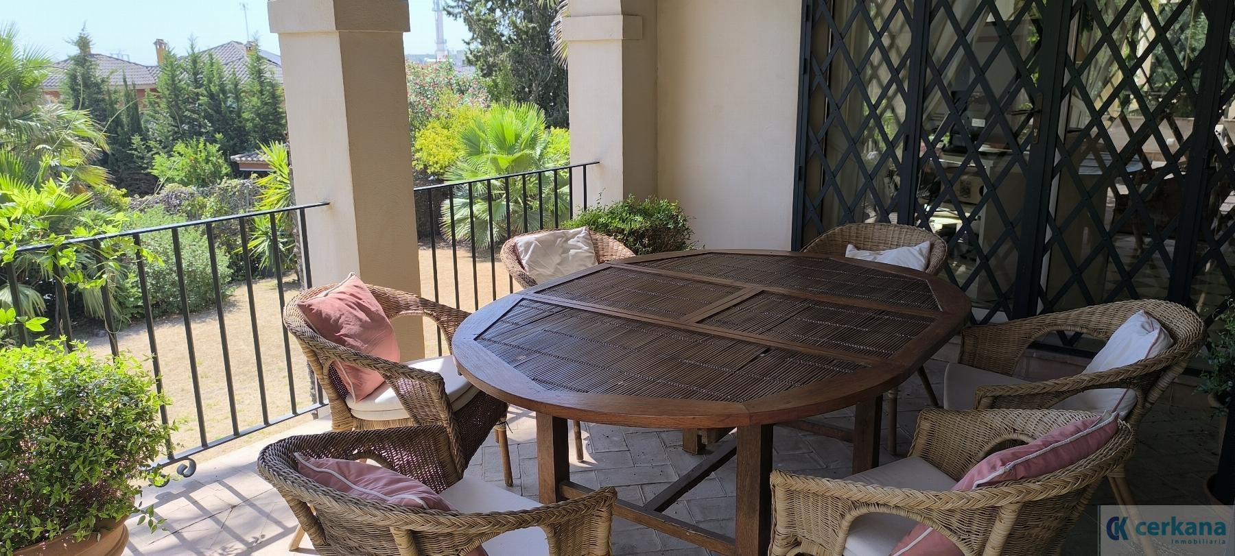 For sale of chalet in Tomares