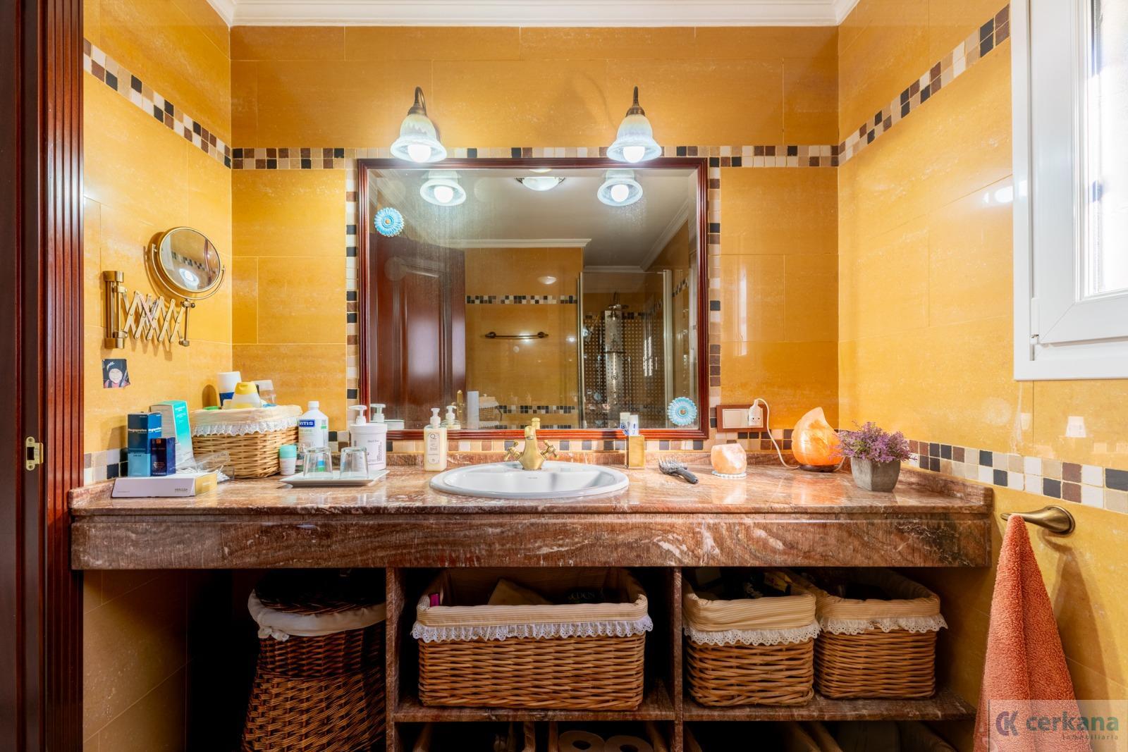 Venta de chalet en Sanlúcar la Mayor