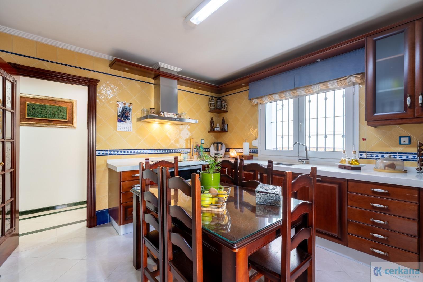 Venta de chalet en Sanlúcar la Mayor