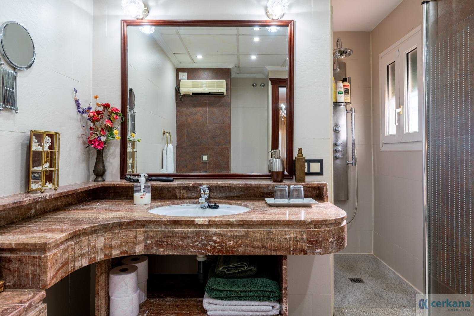 Venta de chalet en Sanlúcar la Mayor