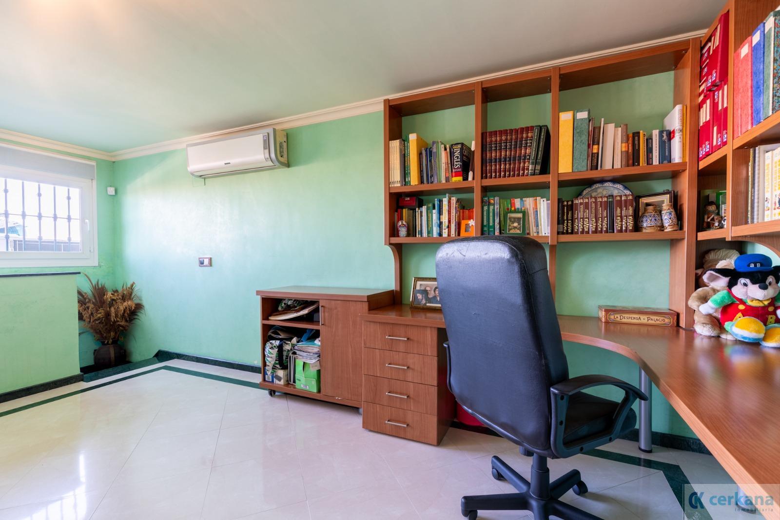 Venta de chalet en Sanlúcar la Mayor