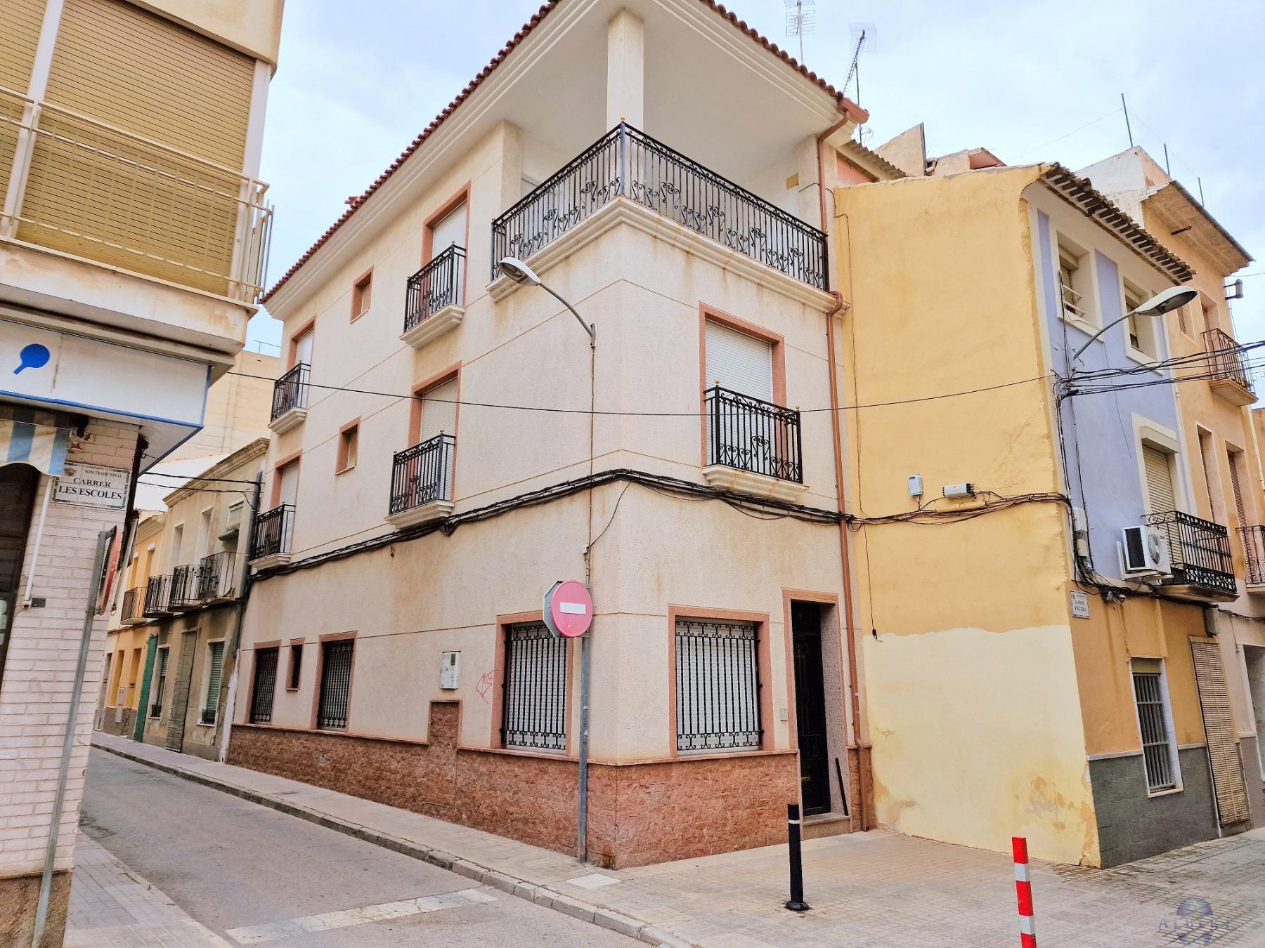 For sale of house in Novelda