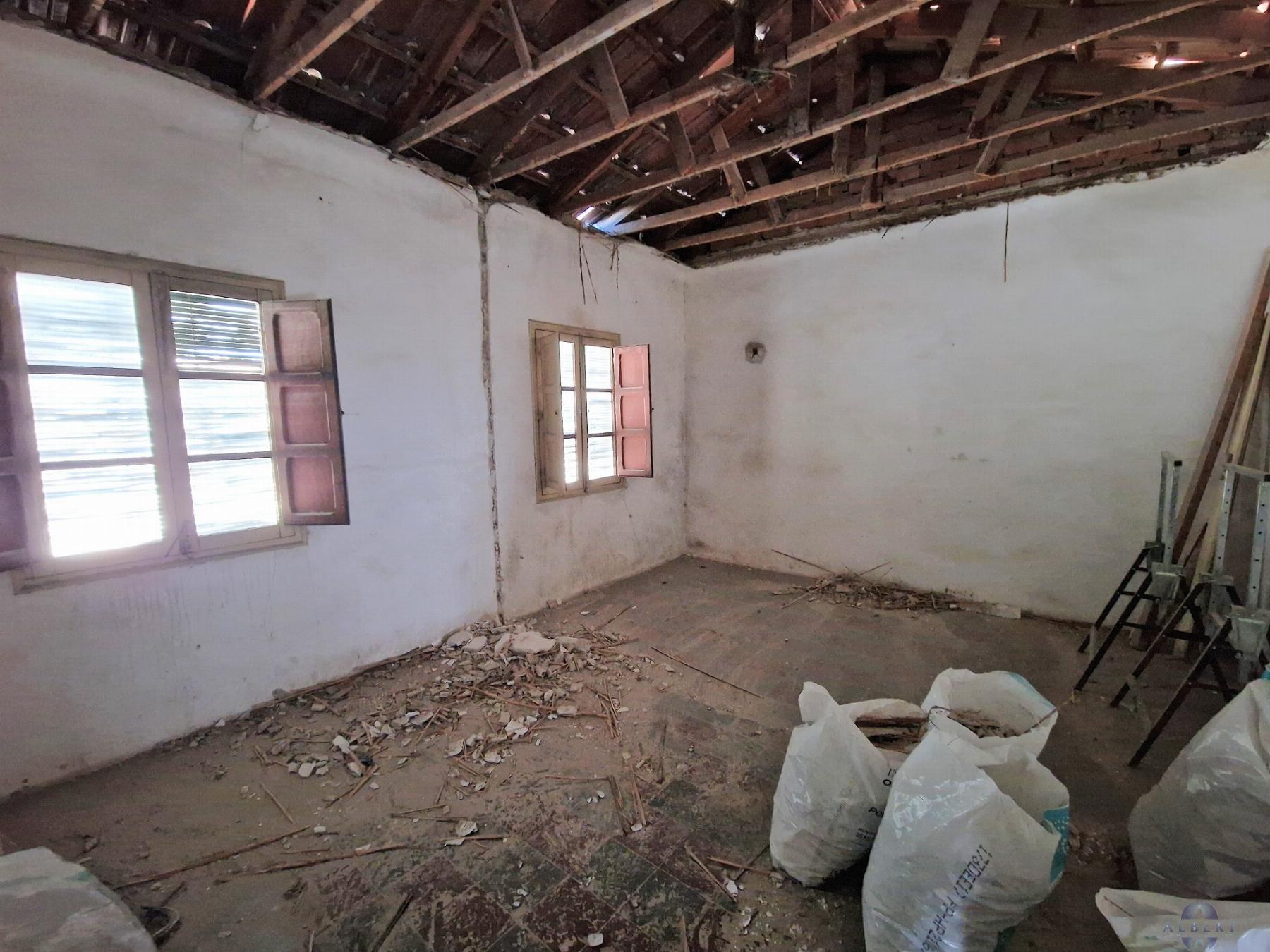 For sale of house in Novelda