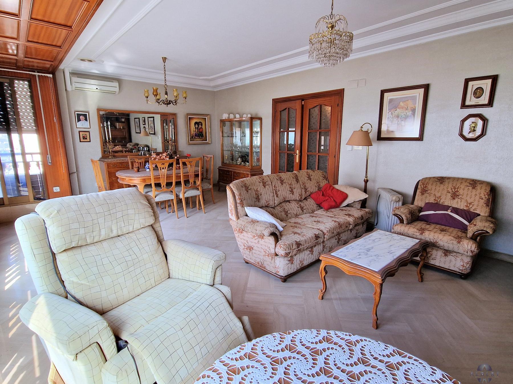For sale of house in Novelda