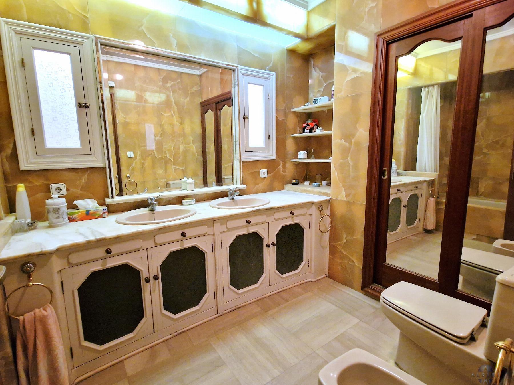 For sale of house in Novelda