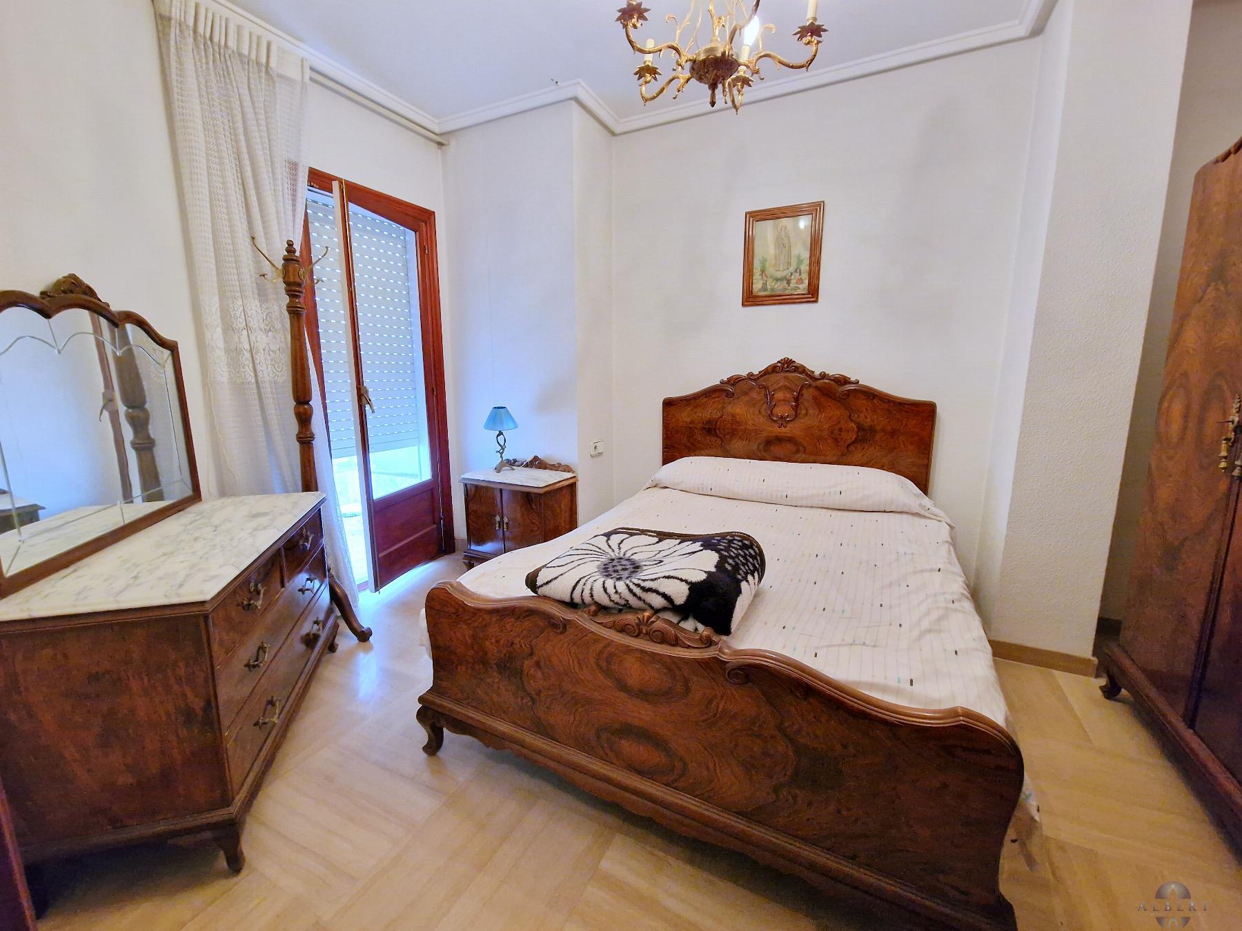 For sale of house in Novelda