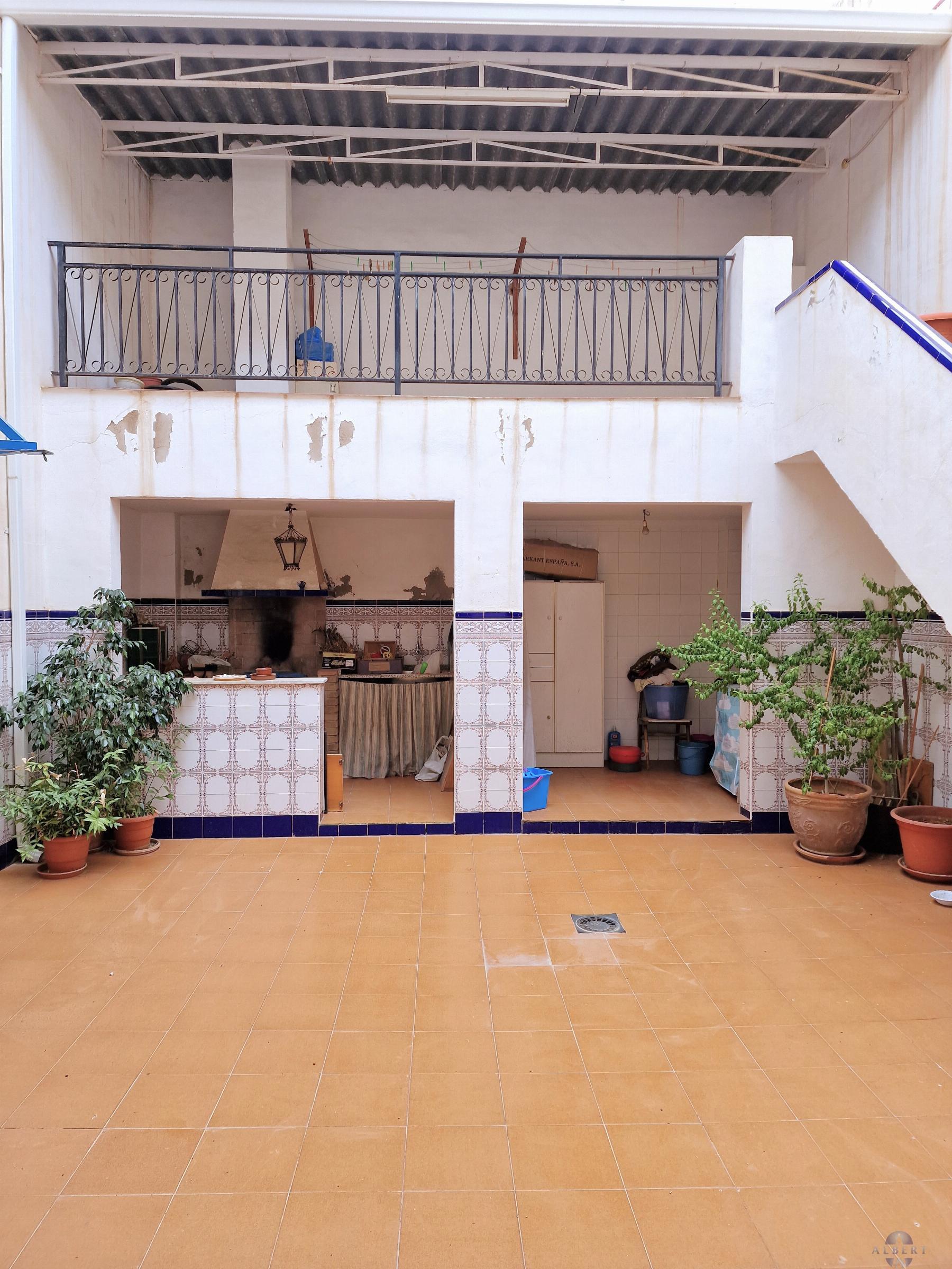 For sale of house in Novelda