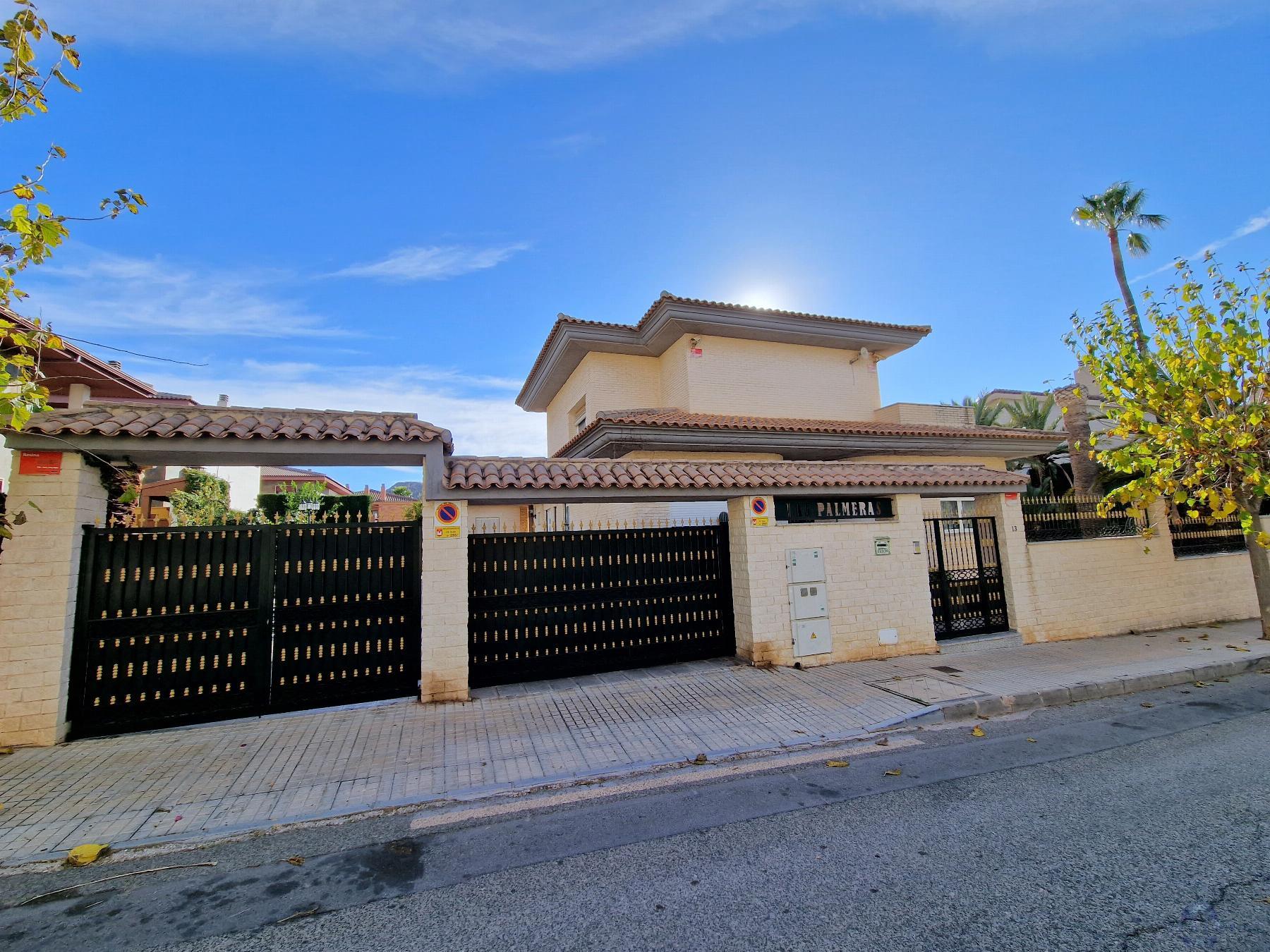 For sale of chalet in Elda