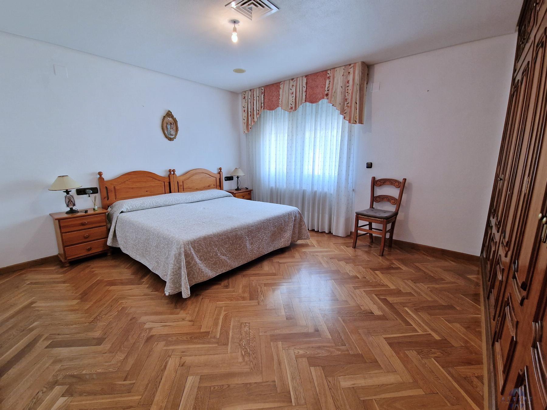 For sale of chalet in Elda