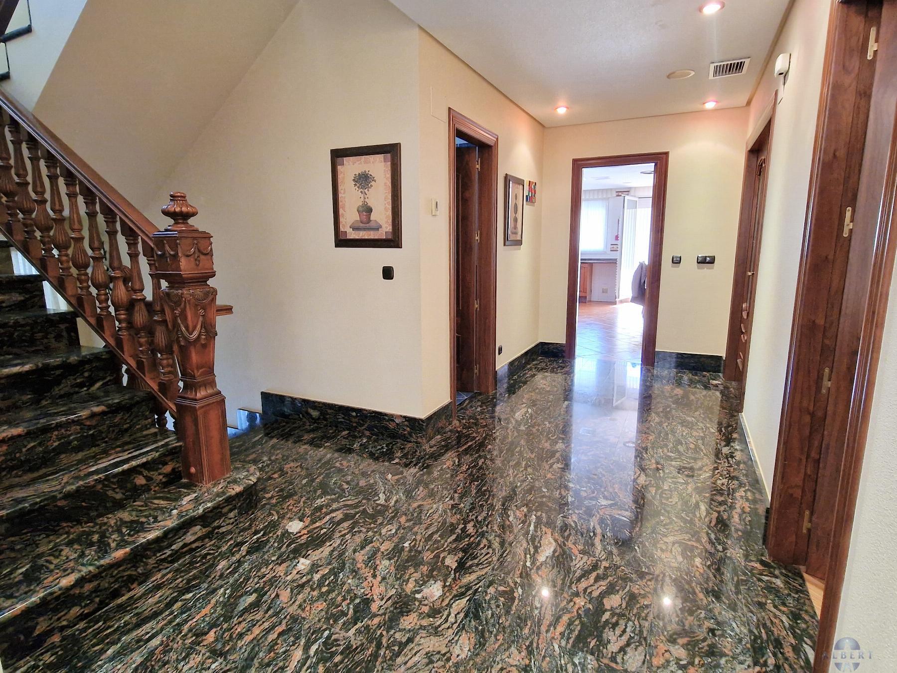 For sale of chalet in Elda