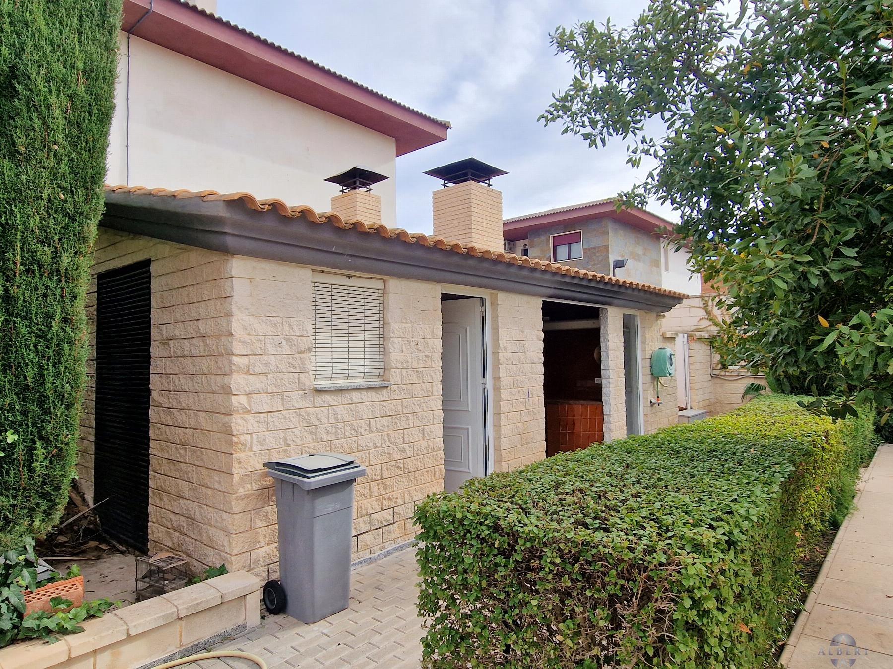 For sale of chalet in Elda