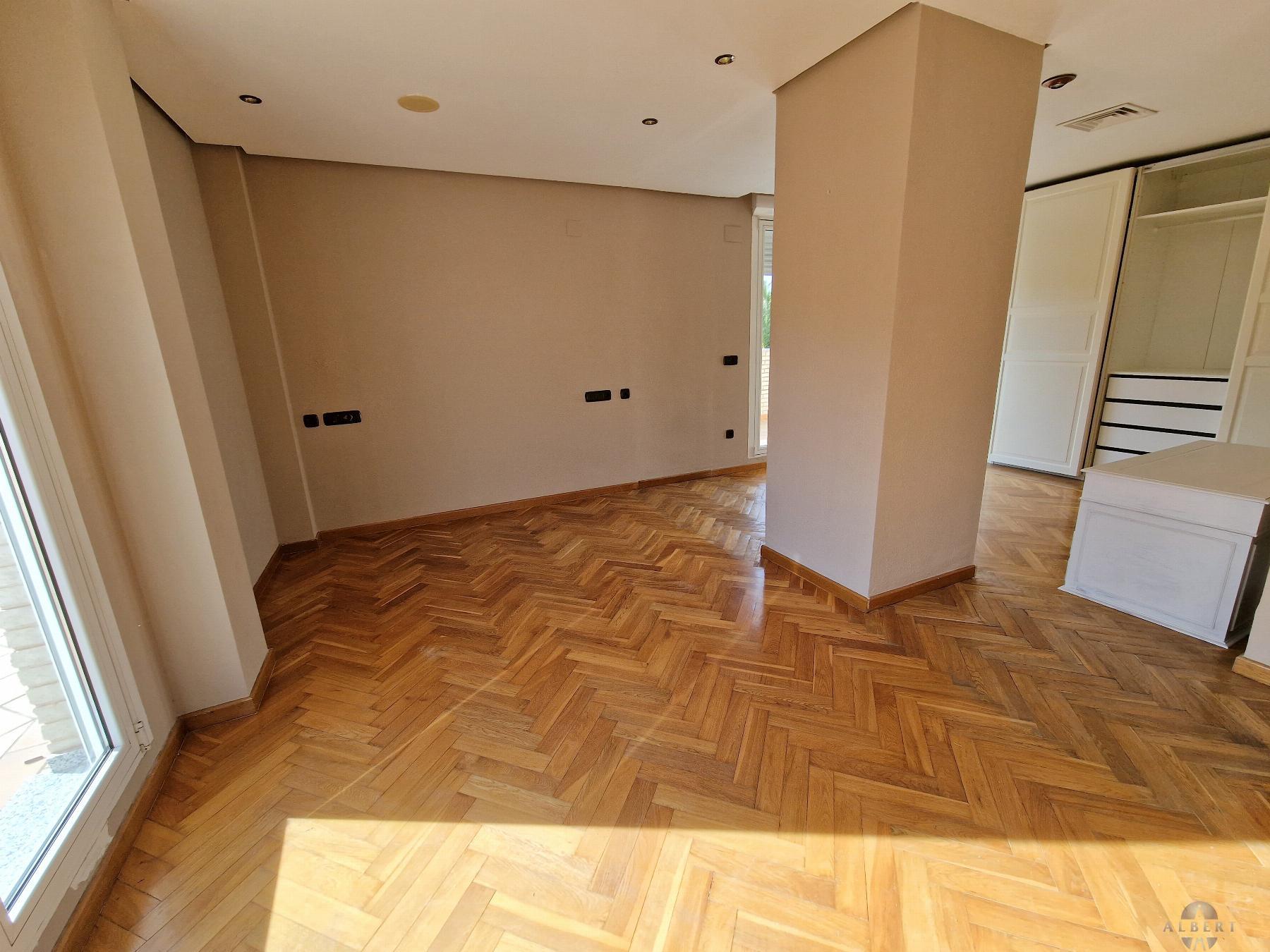 For sale of chalet in Elda