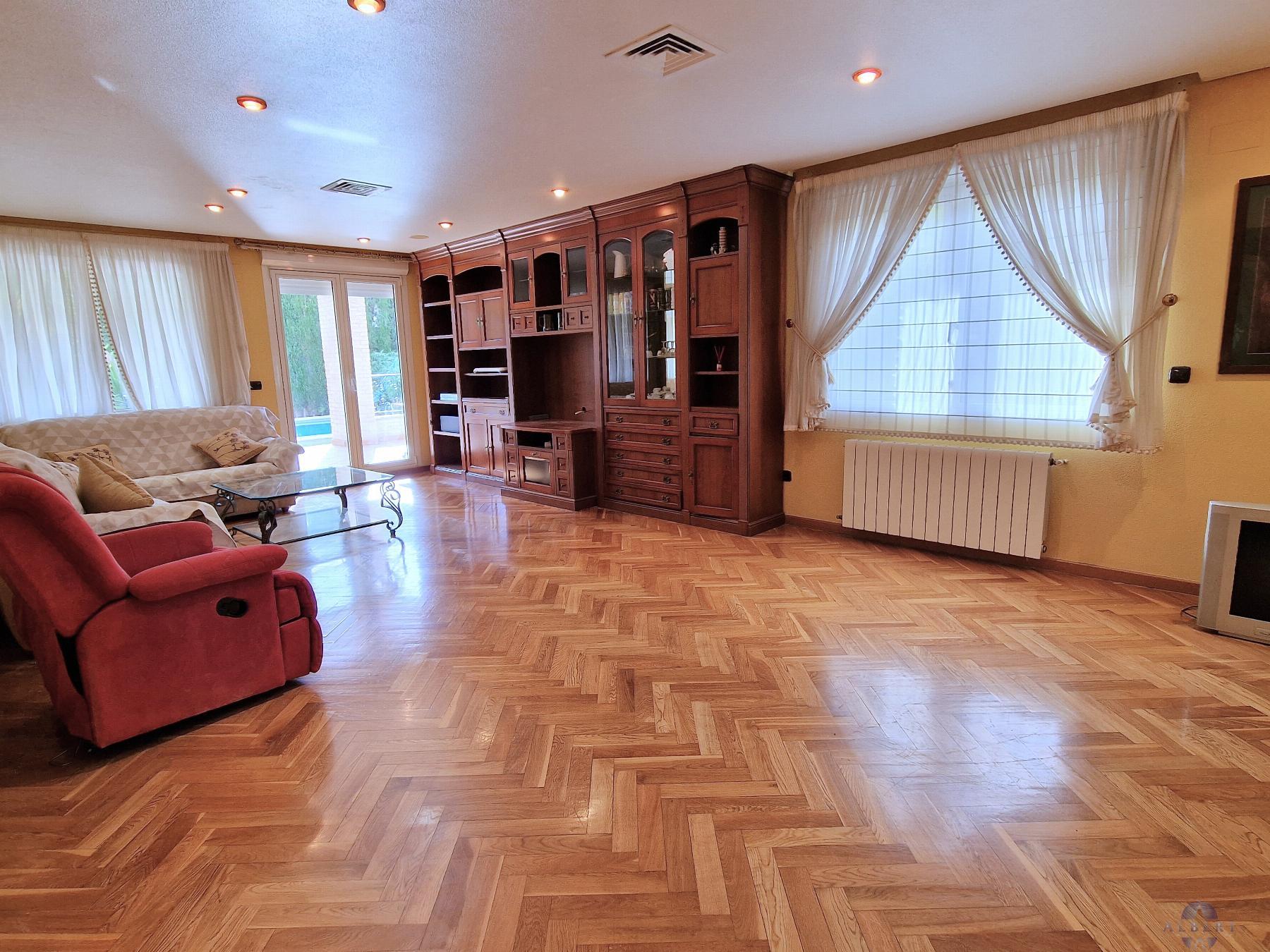 For sale of chalet in Elda