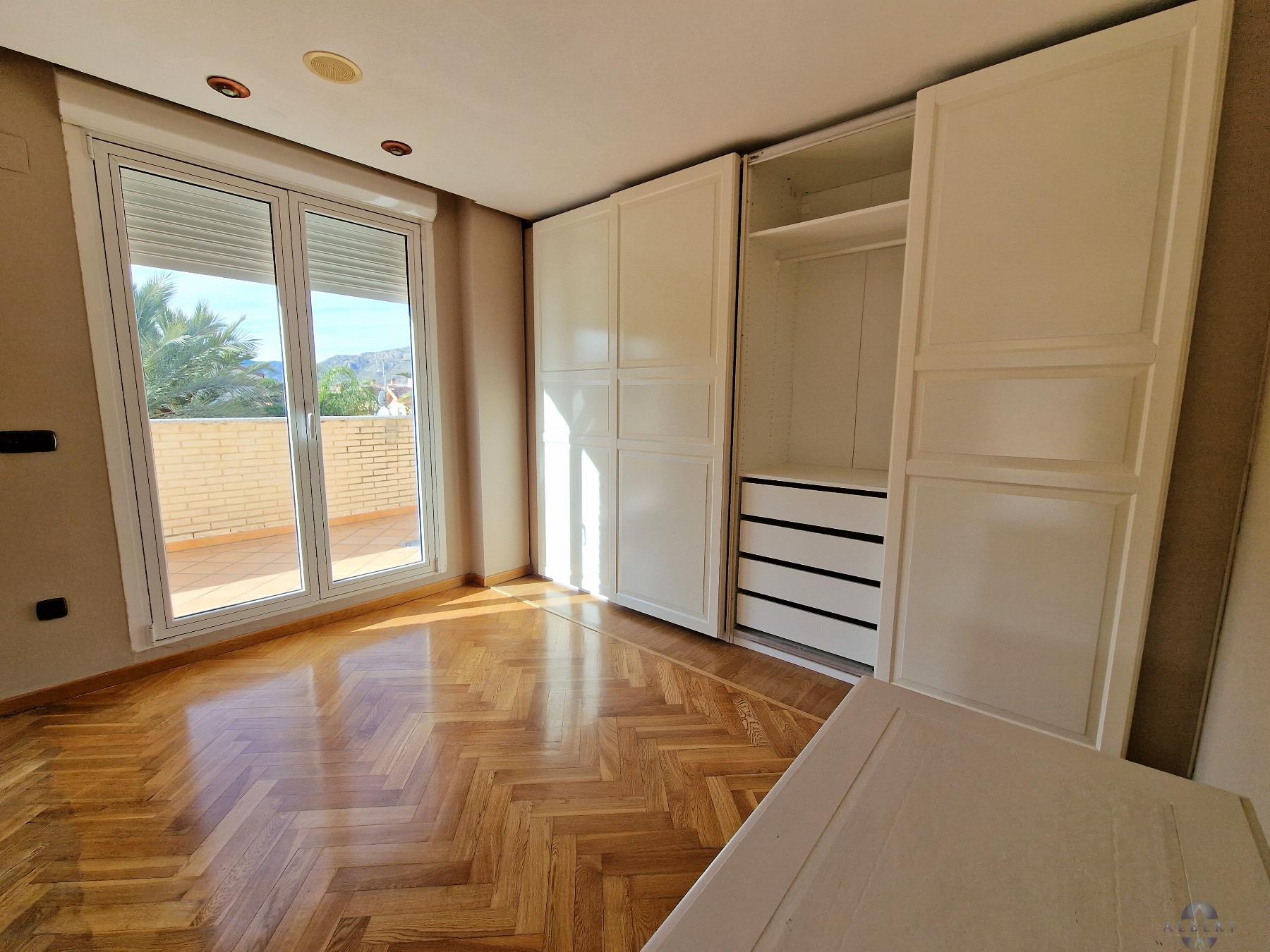 For sale of chalet in Elda