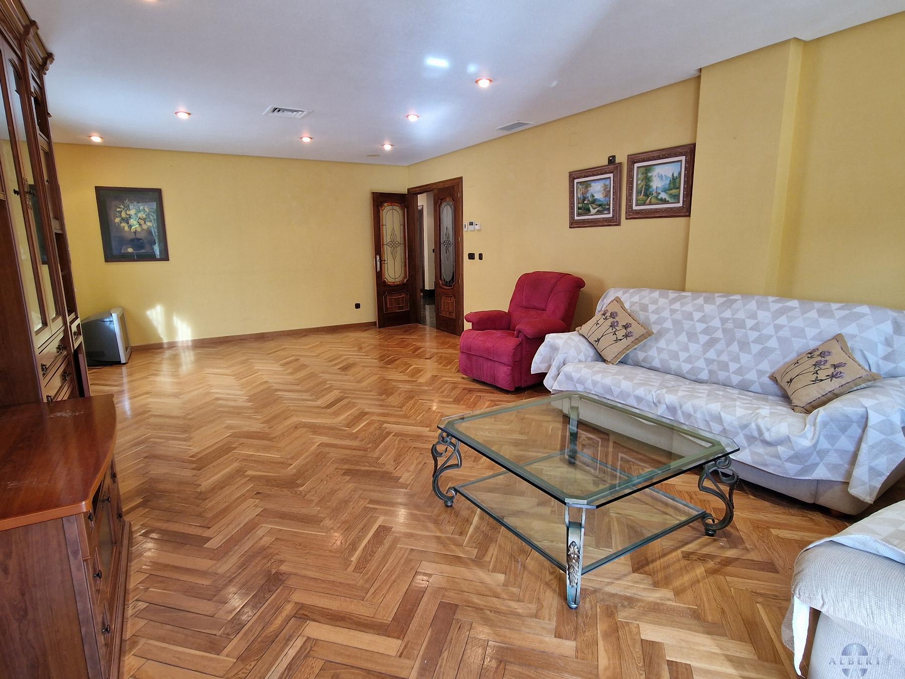 For sale of chalet in Elda