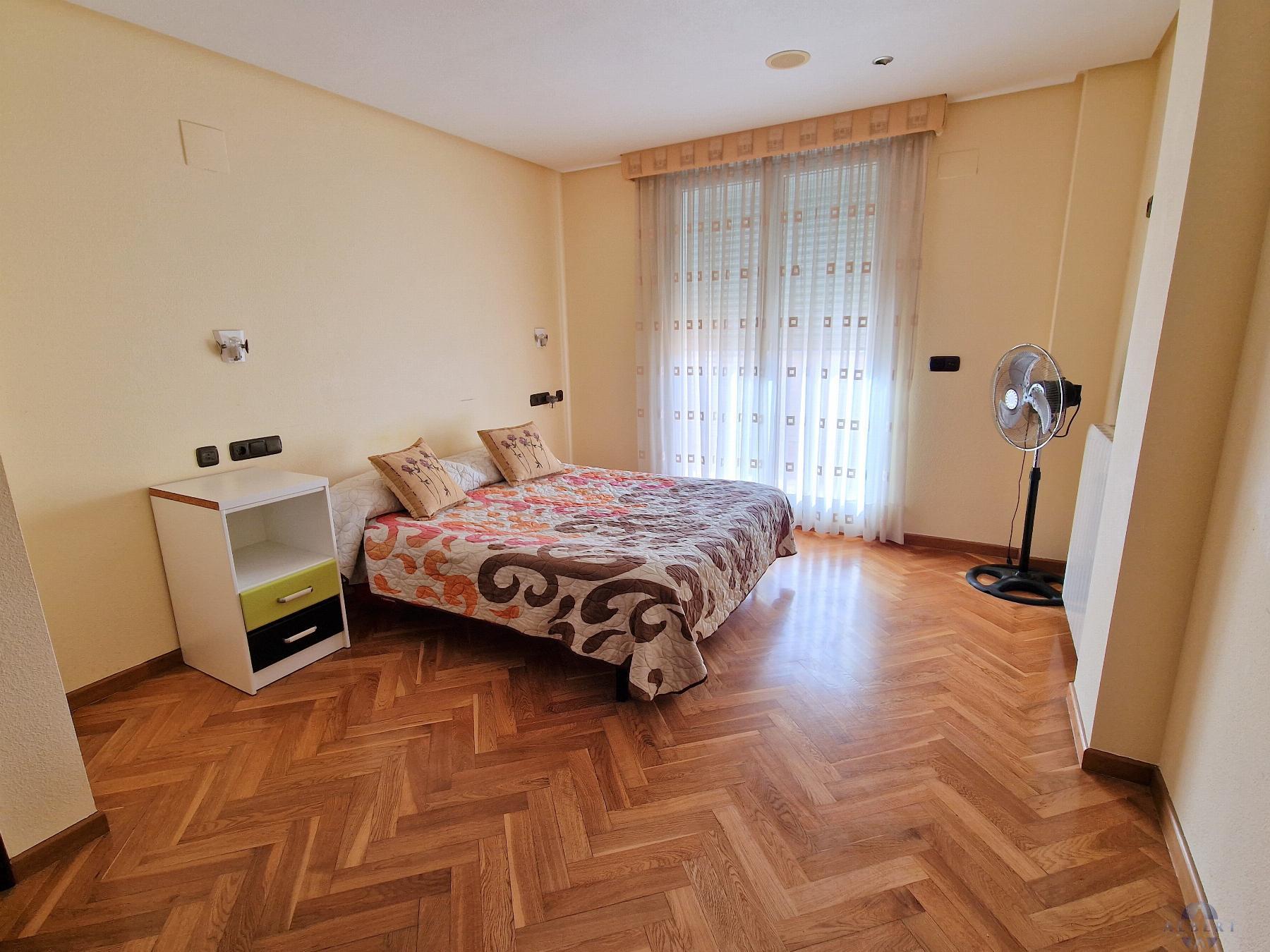 For sale of chalet in Elda