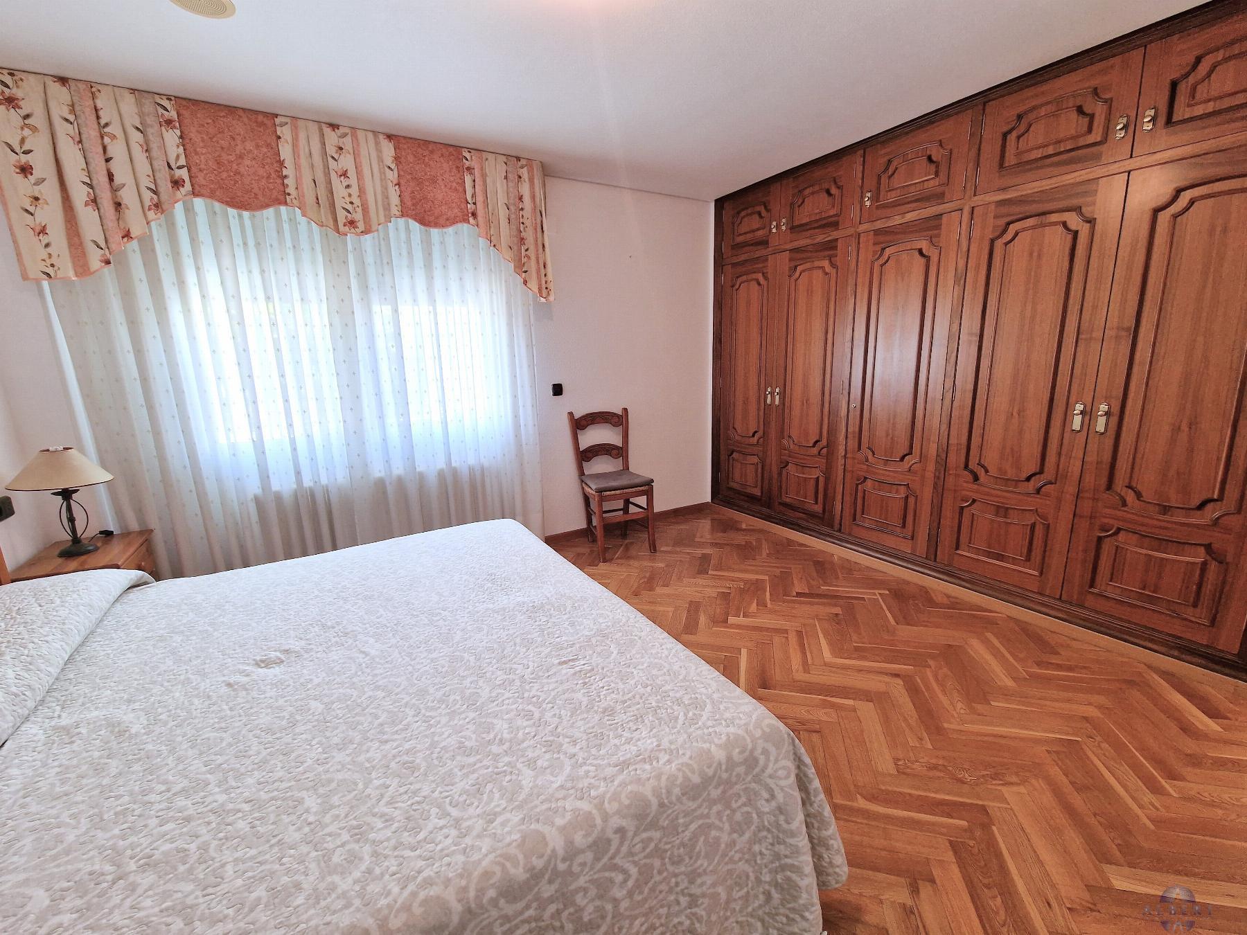For sale of chalet in Elda