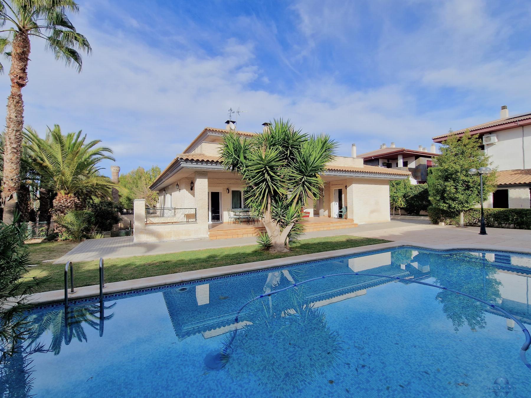 For sale of chalet in Elda