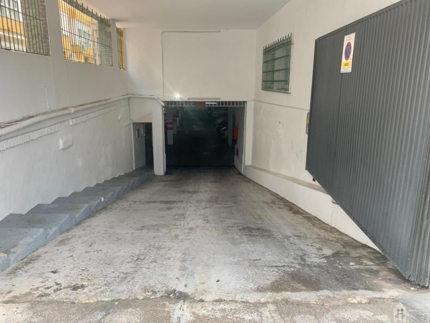 For sale of garage in Sevilla