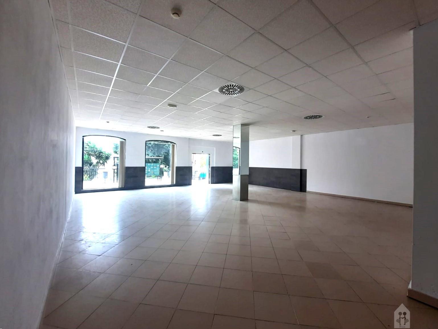 For sale of premises in Tomares