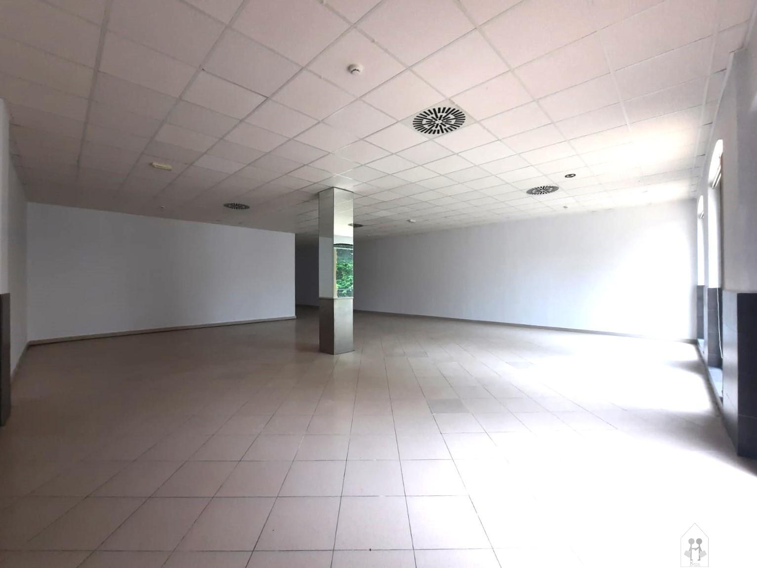 For sale of premises in Tomares