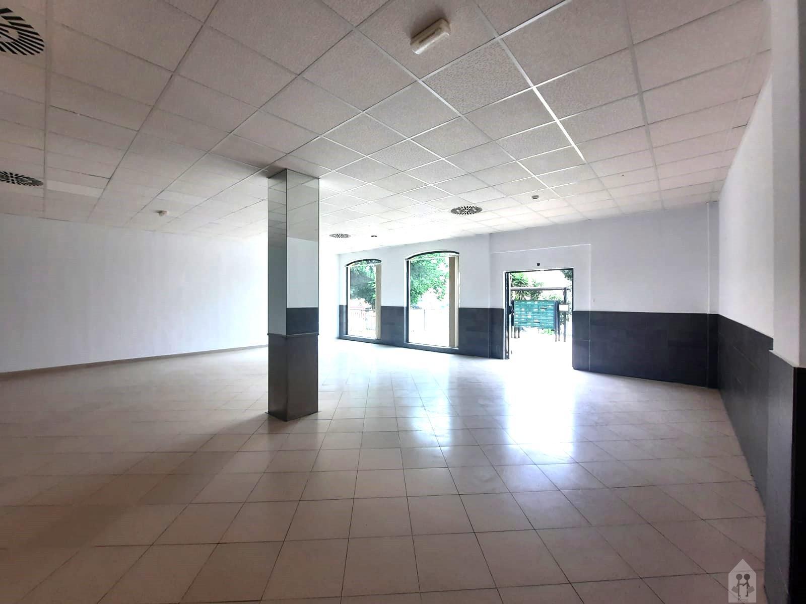 For sale of premises in Tomares