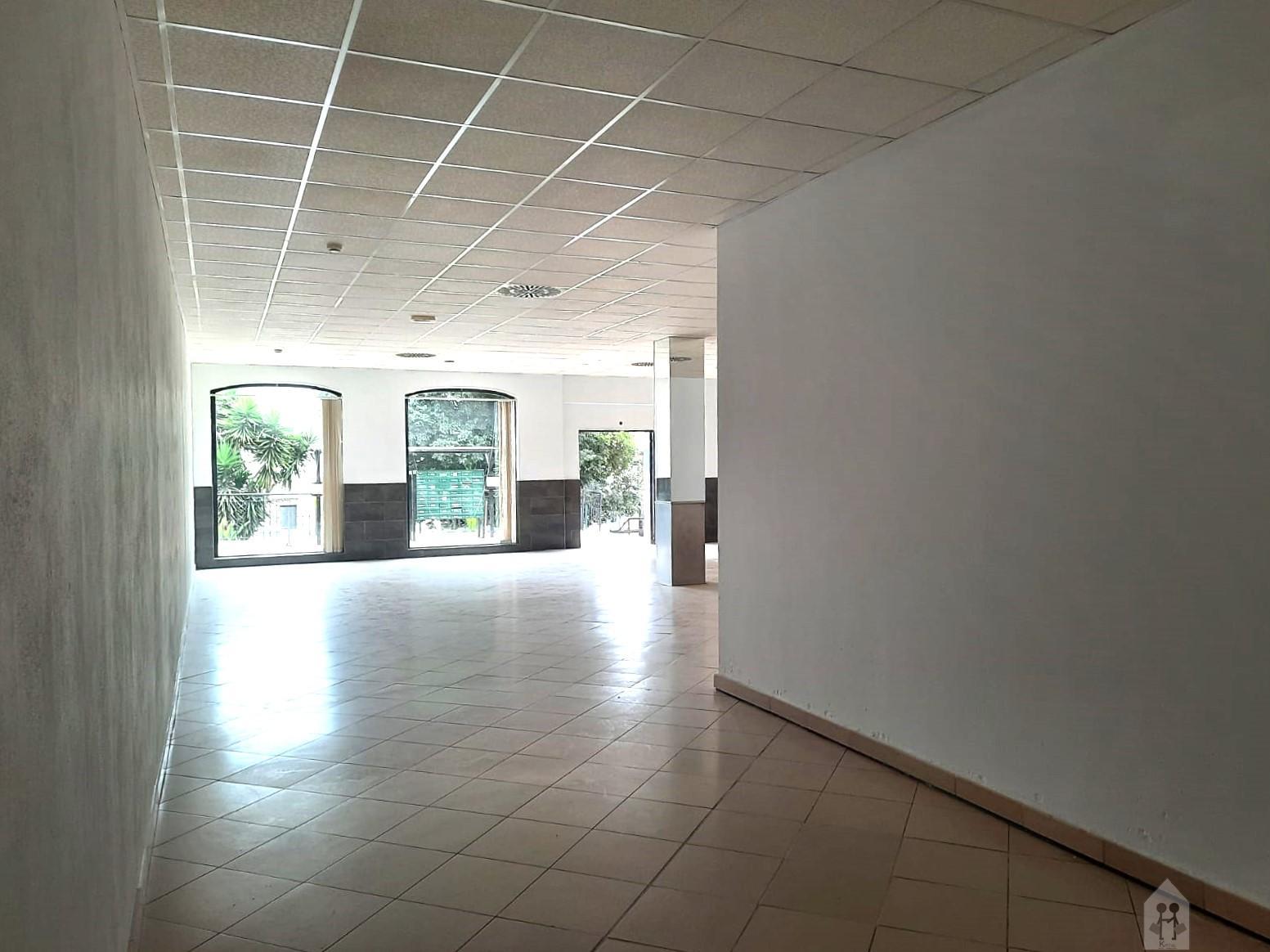 For sale of premises in Tomares