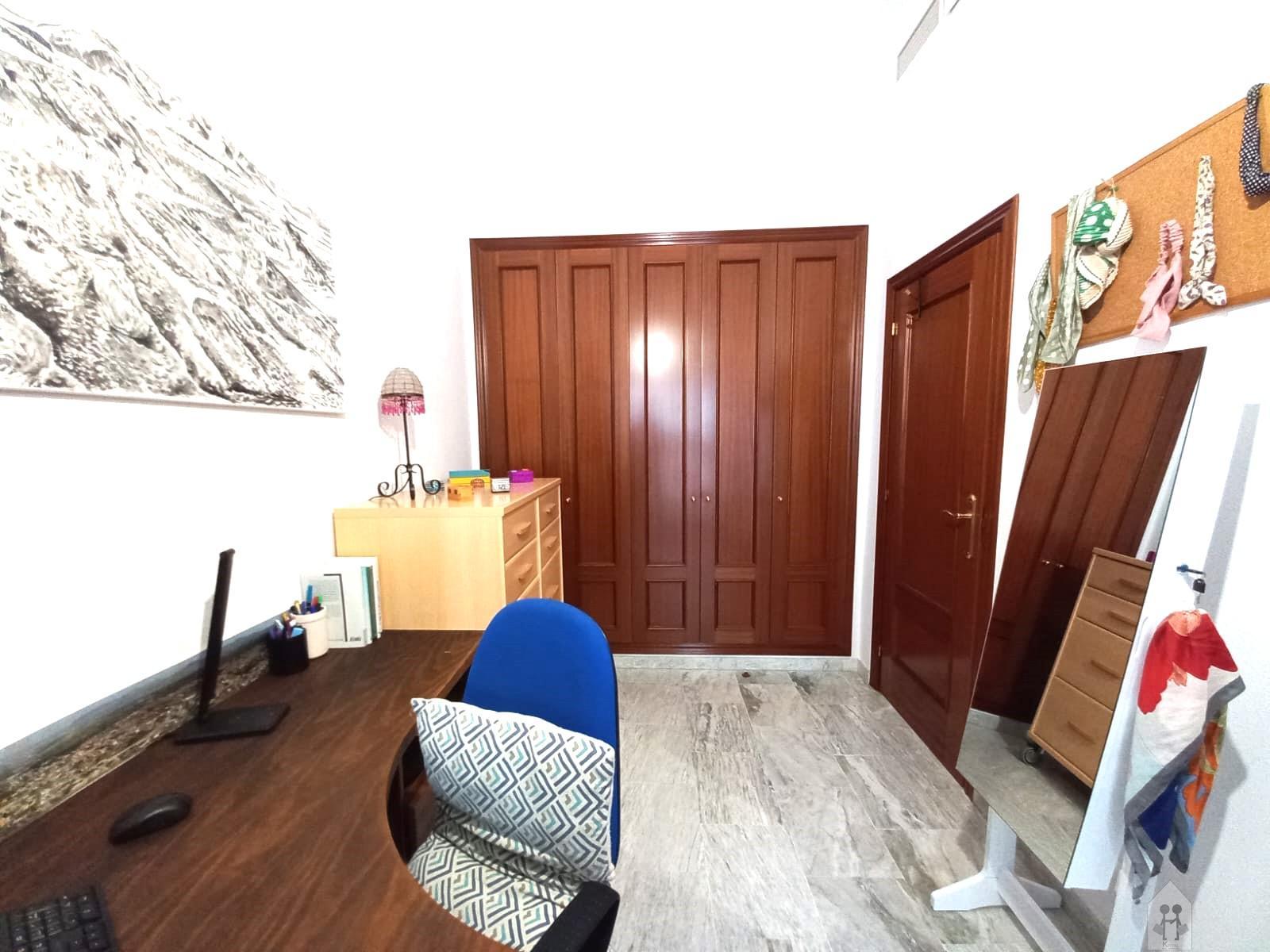 For sale of duplex in Tomares