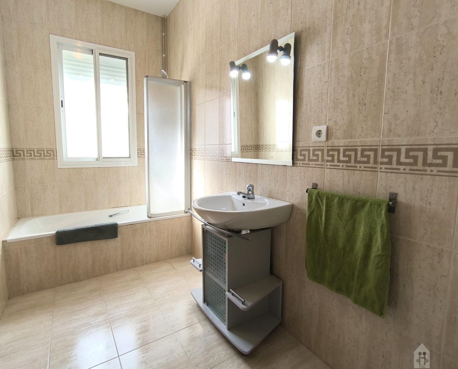 For sale of duplex in Tomares