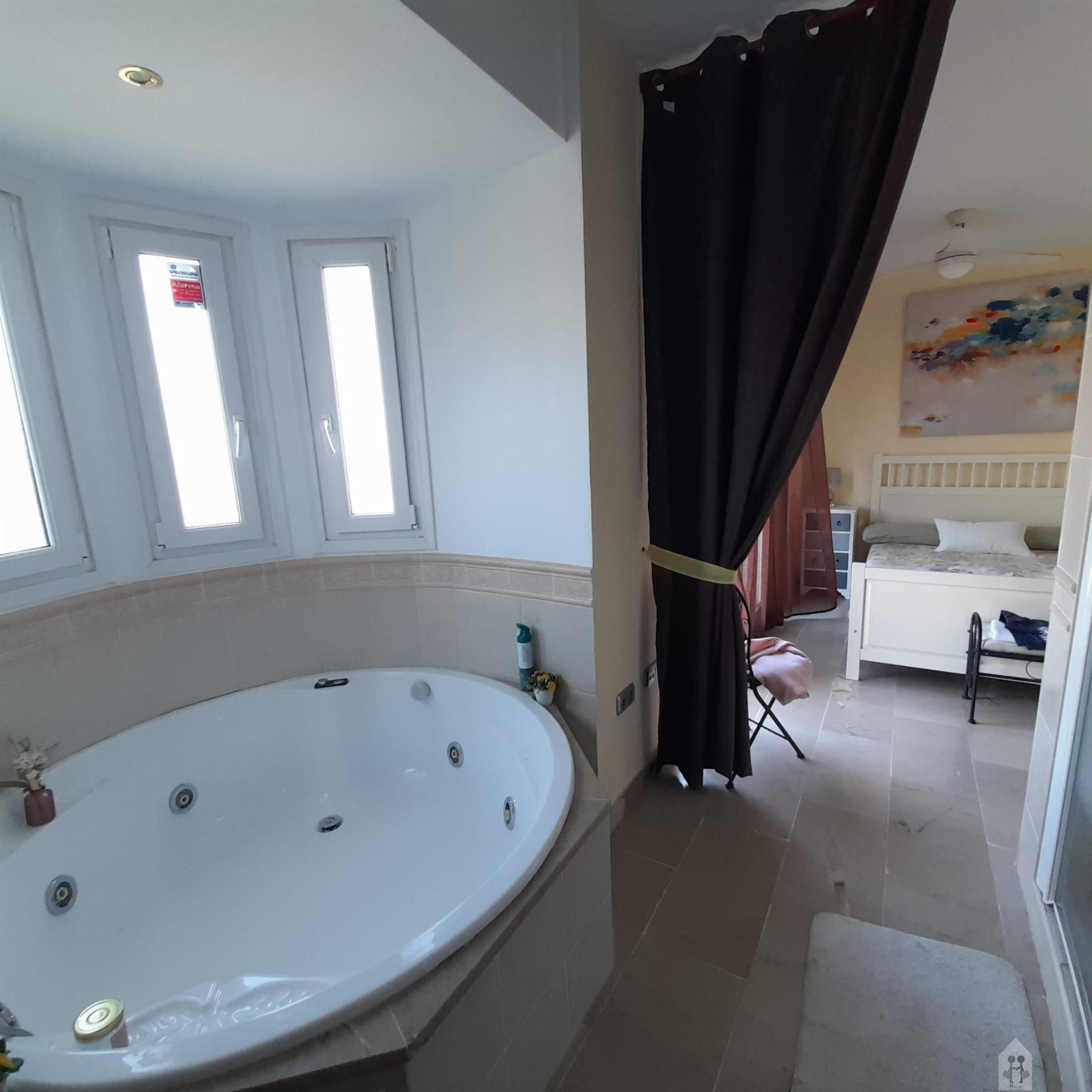 For sale of chalet in La Linea de la Concepcion