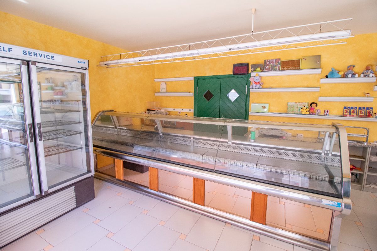 Venda de local comercial a Coma - Ruga