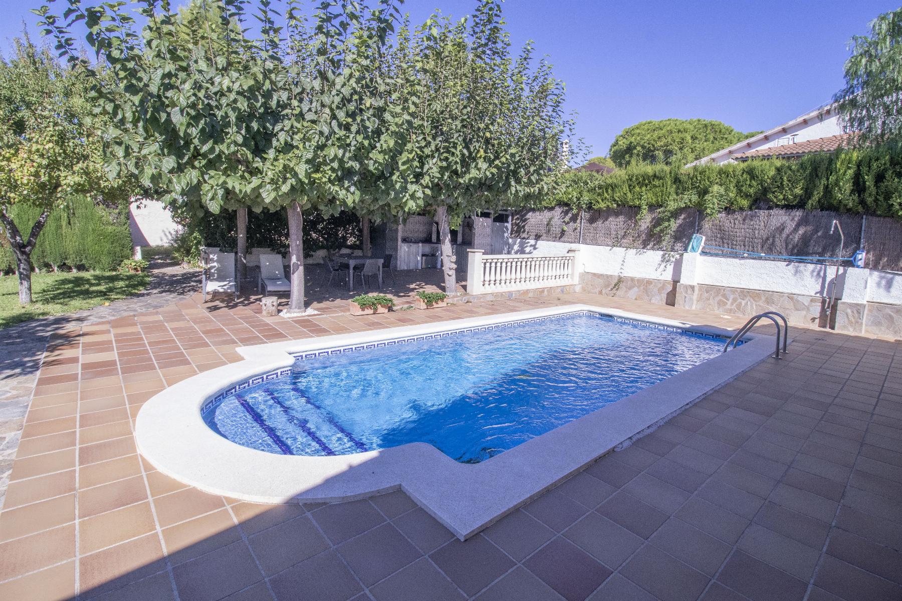 For sale of house in Coma - Ruga