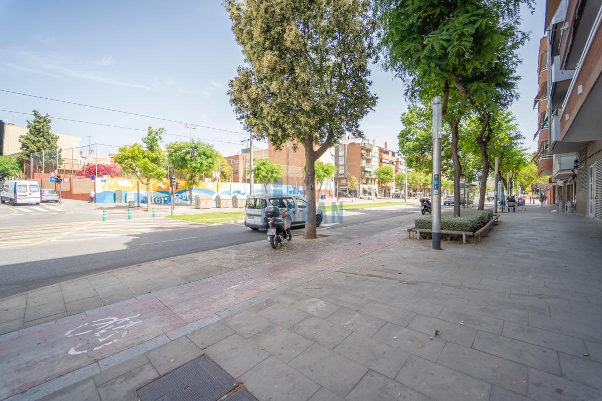 Venda de local comercial a Cornellà de Llobregat