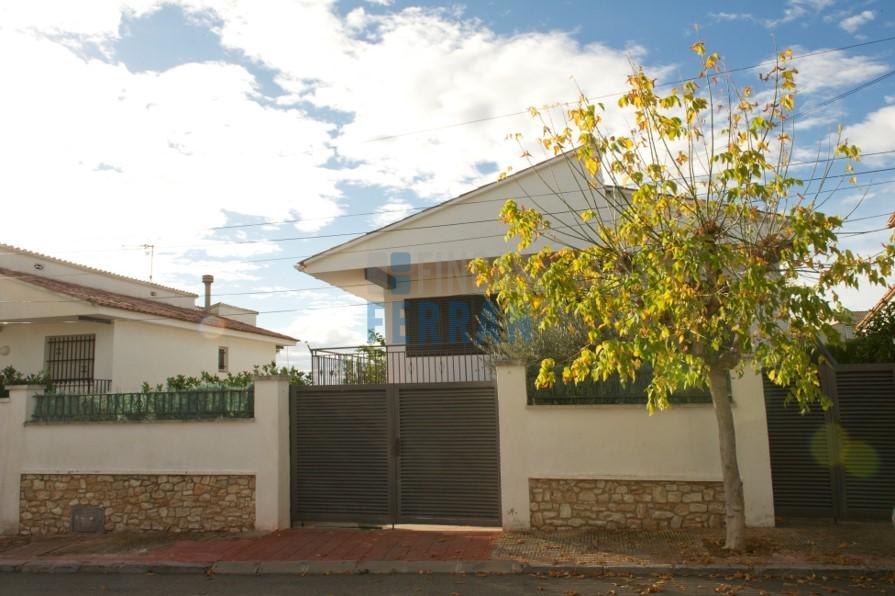 For sale of house in Coma - Ruga