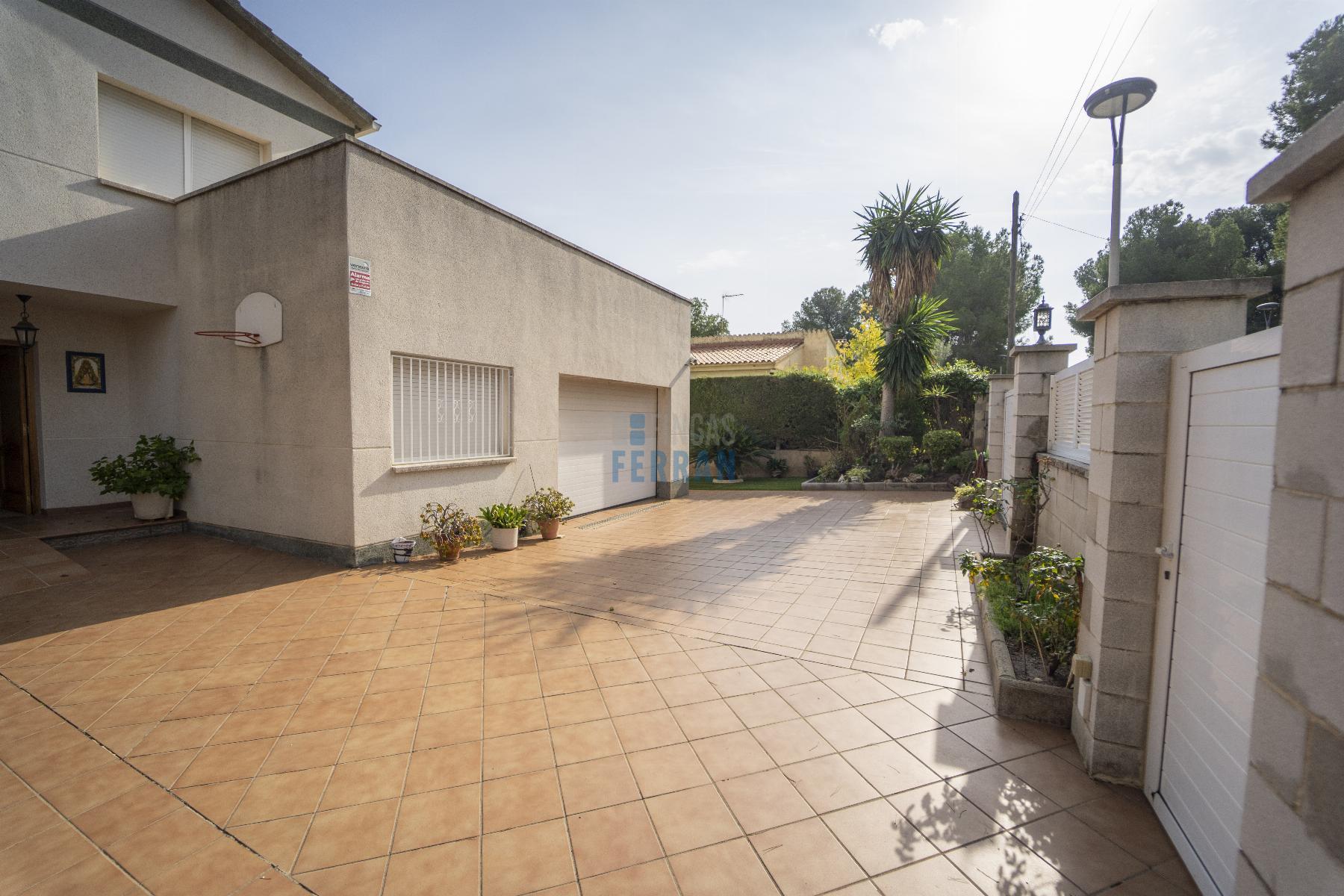 For sale of house in Coma - Ruga