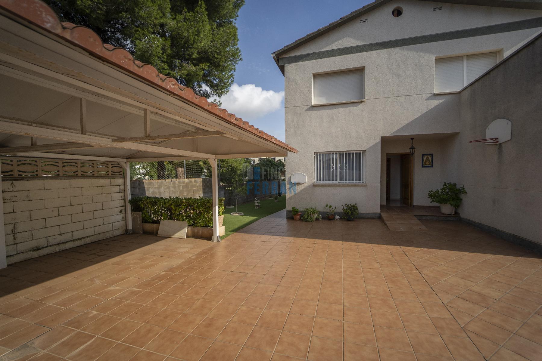 For sale of house in Coma - Ruga