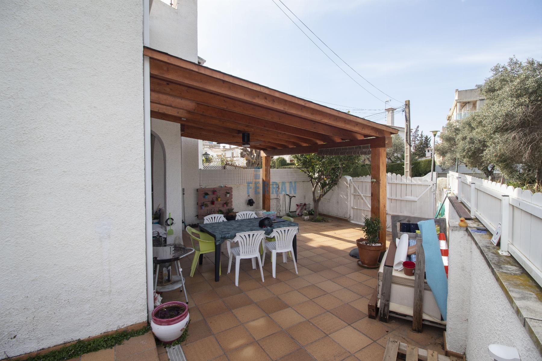 For sale of house in Coma - Ruga