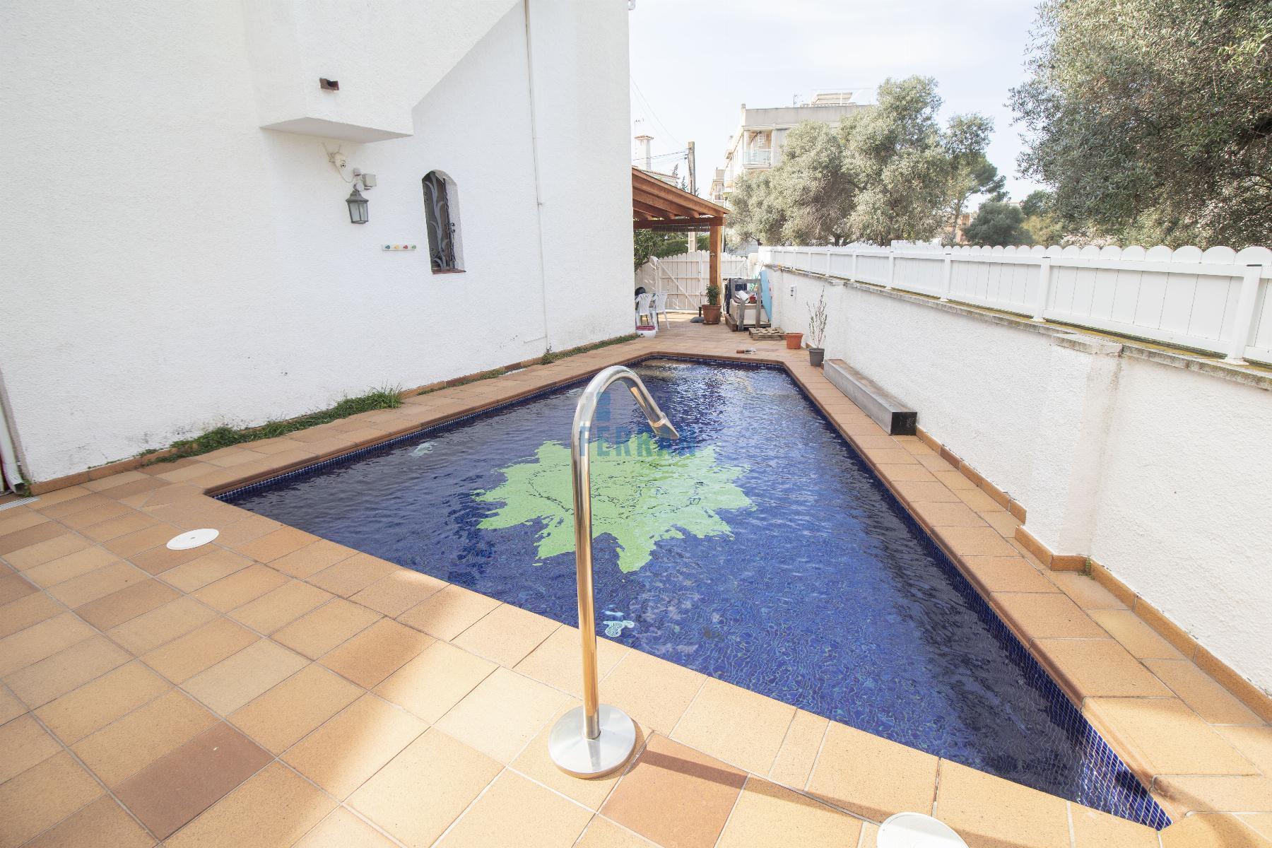 For sale of house in Coma - Ruga