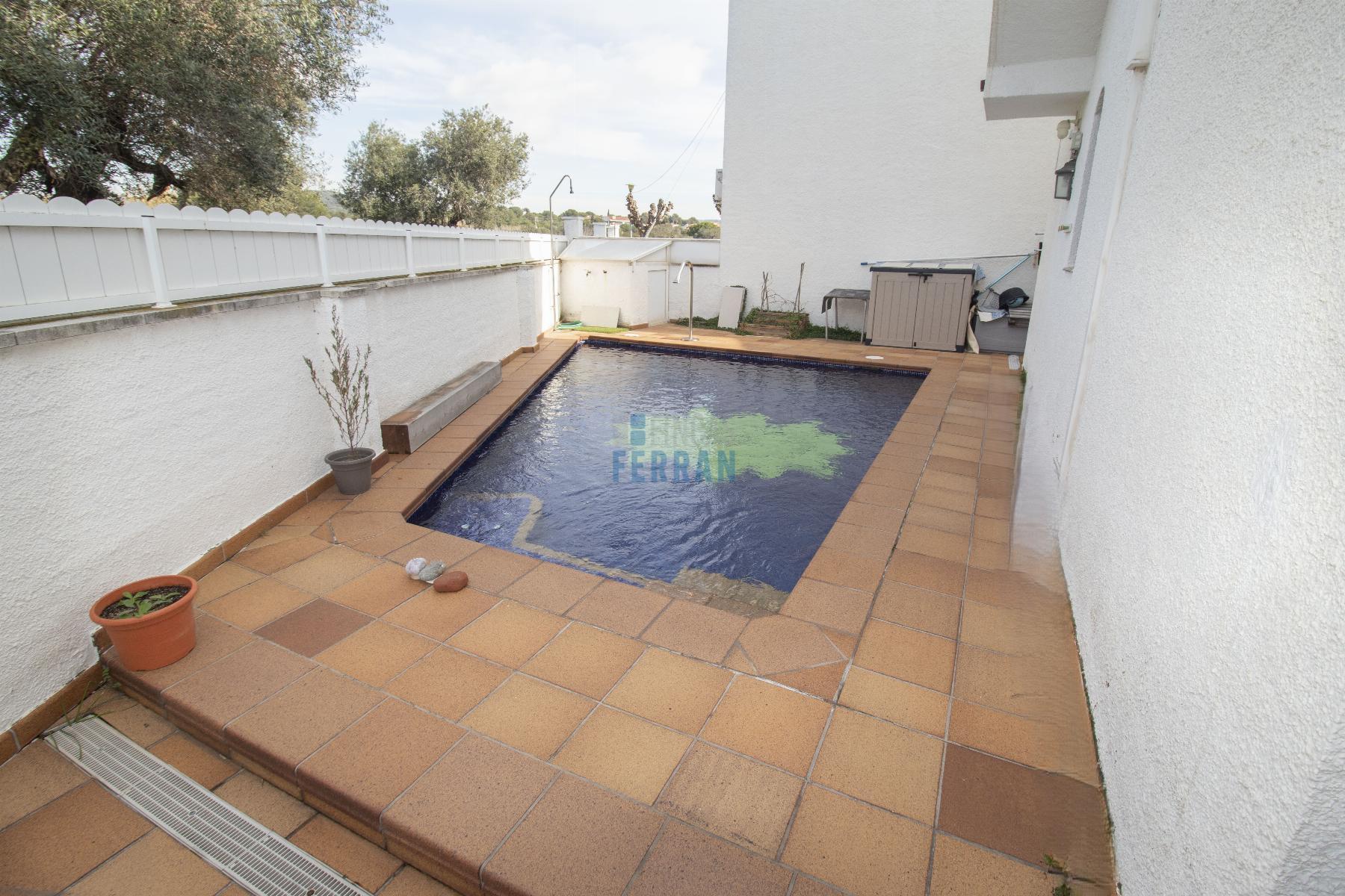 For sale of house in Coma - Ruga