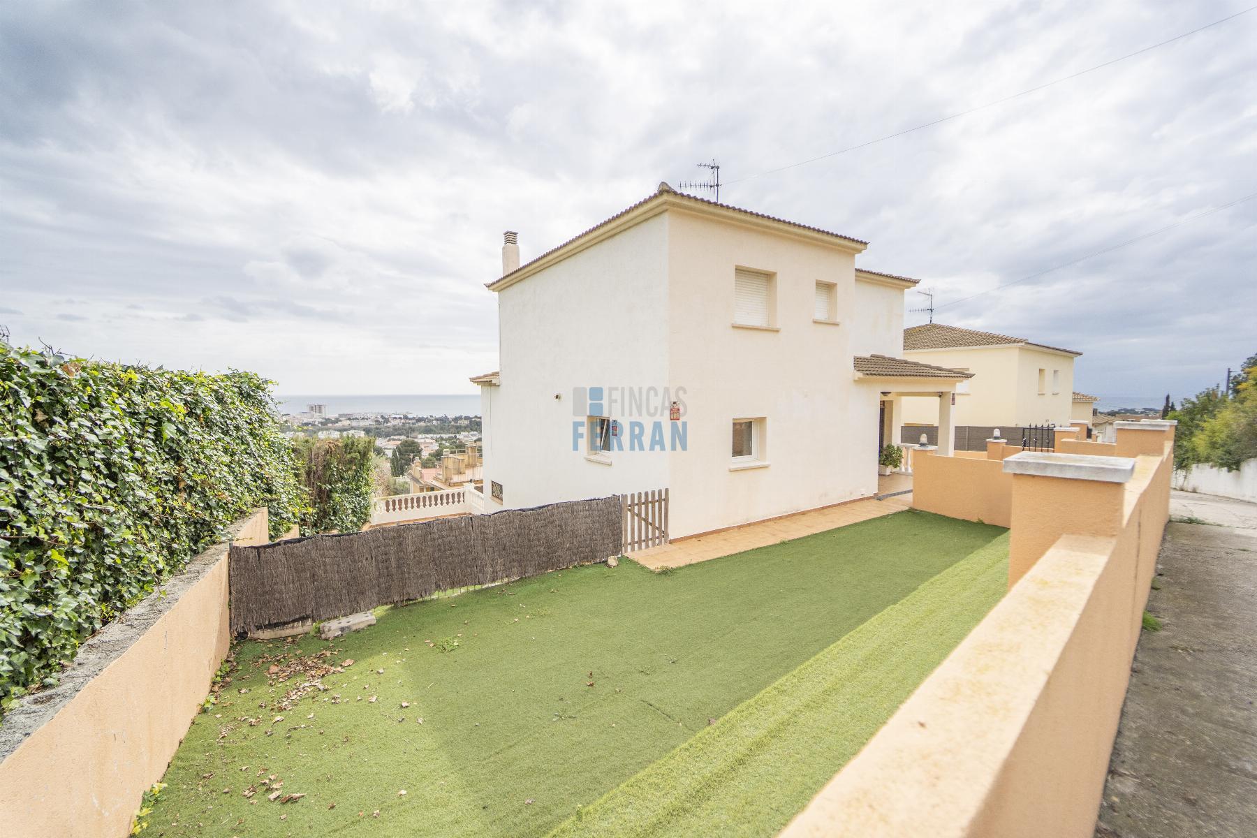 For sale of house in Coma - Ruga