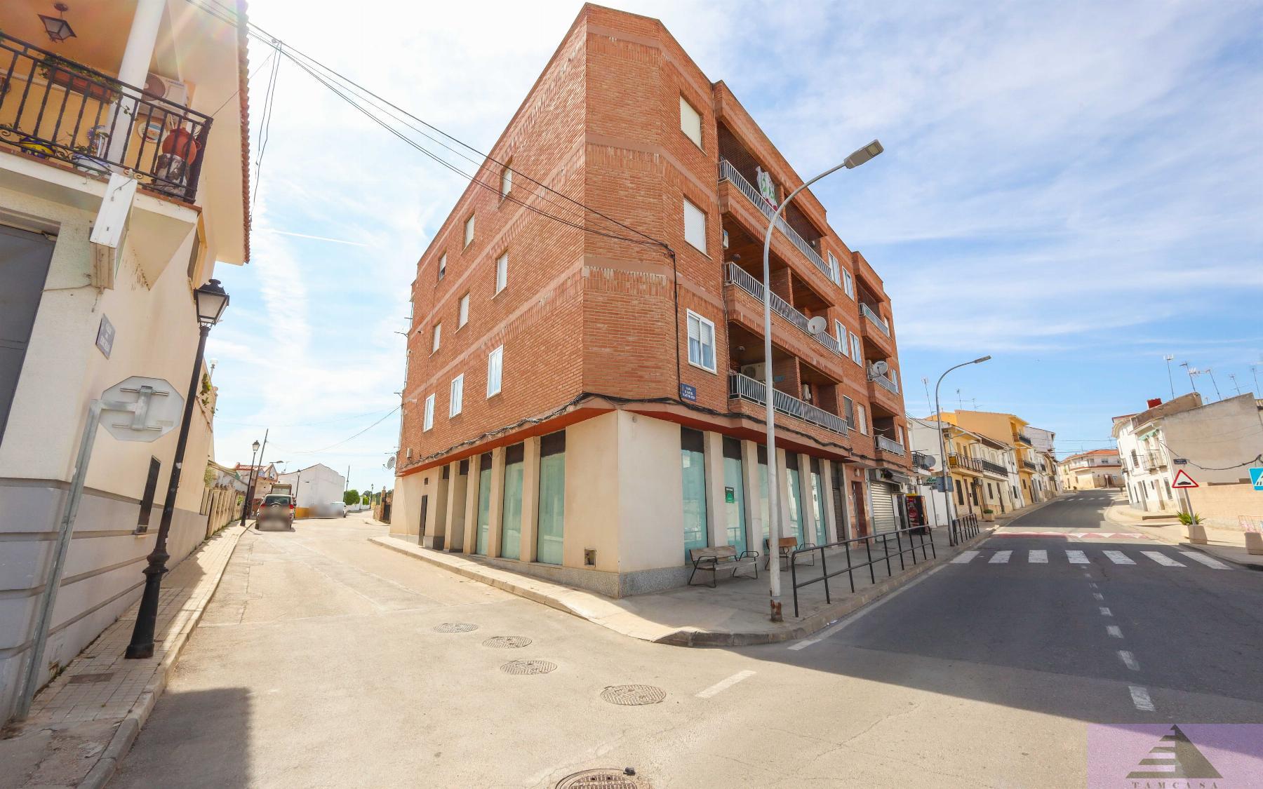 For sale of commercial in Estremera
