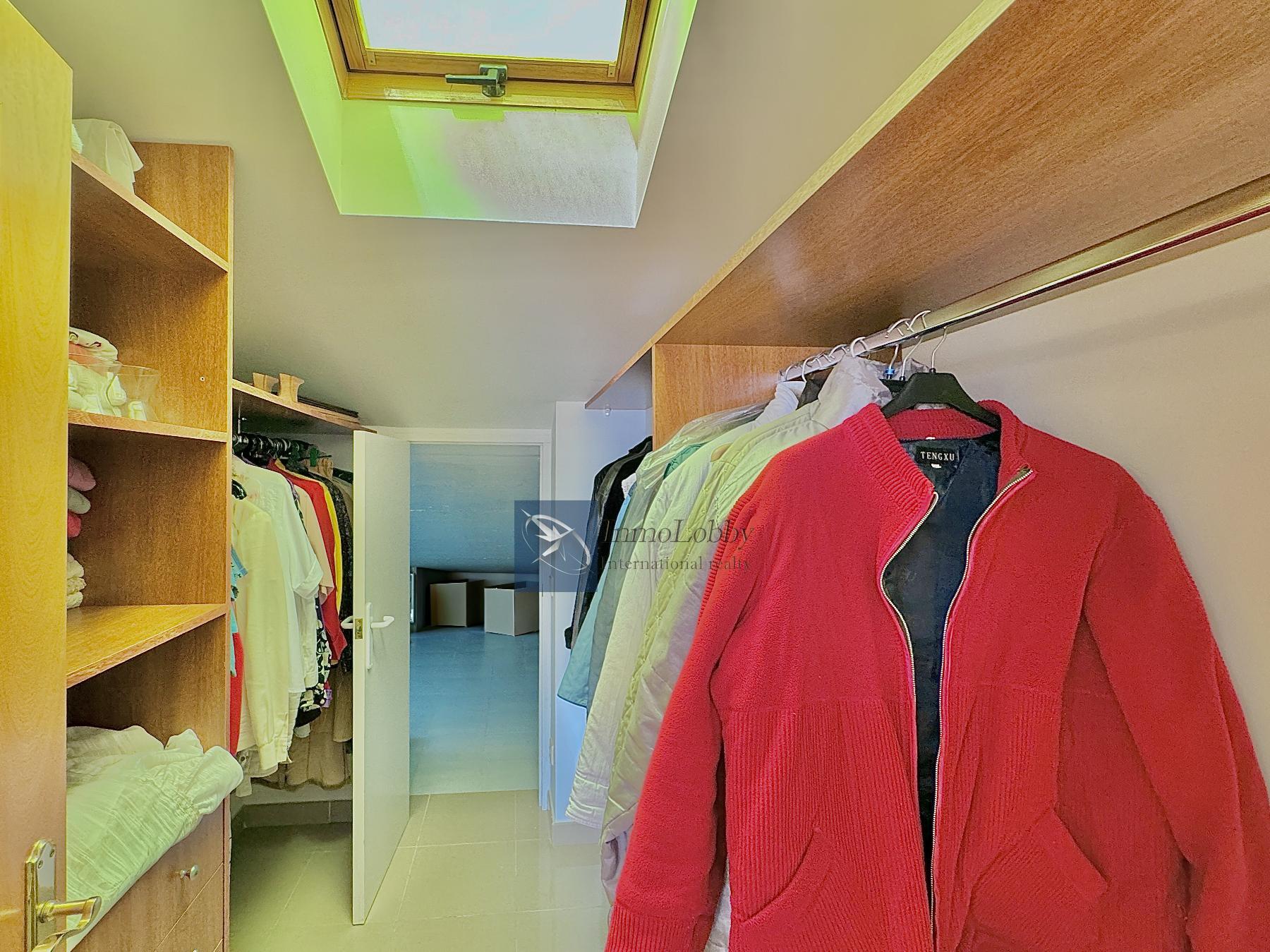 Kleiderschrank