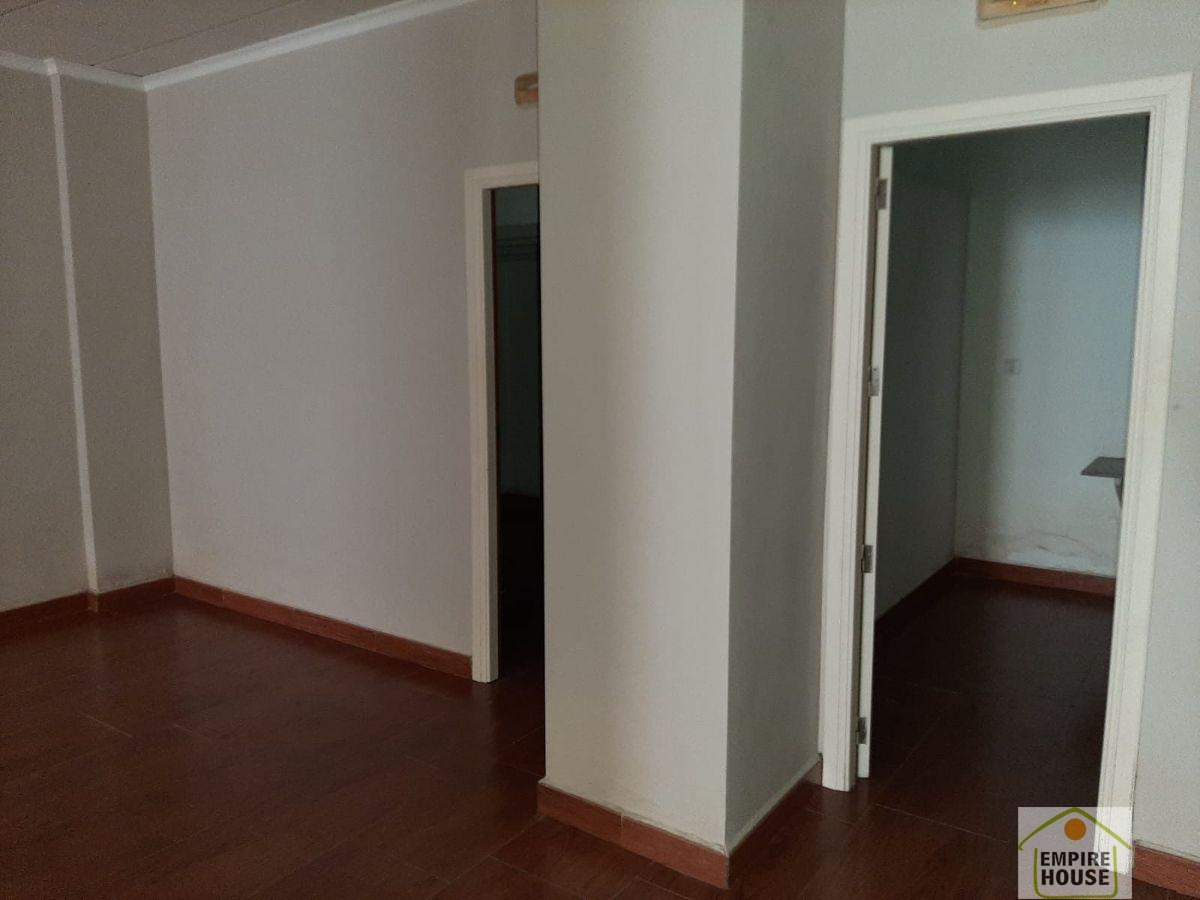 For rent of commercial in Carcaixent