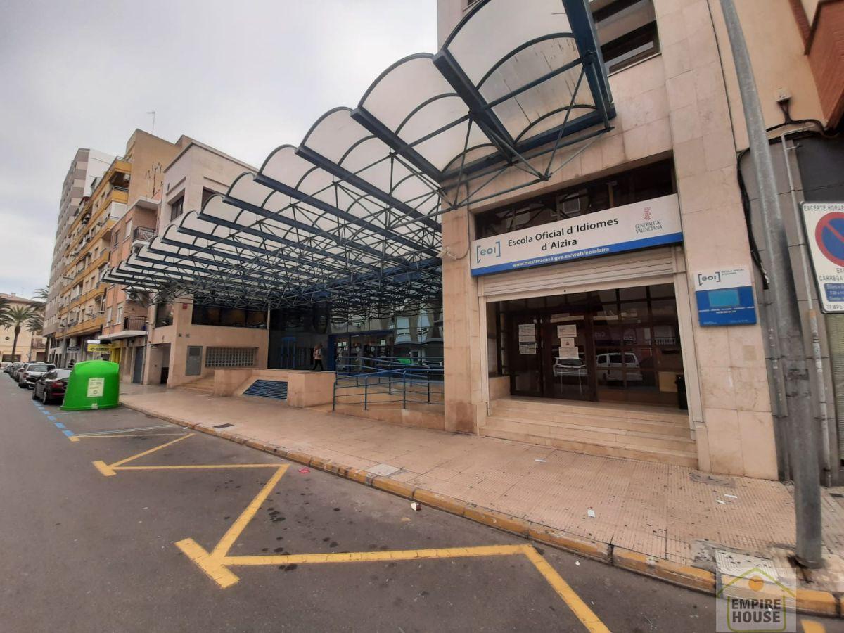 For sale of commercial in Alzira