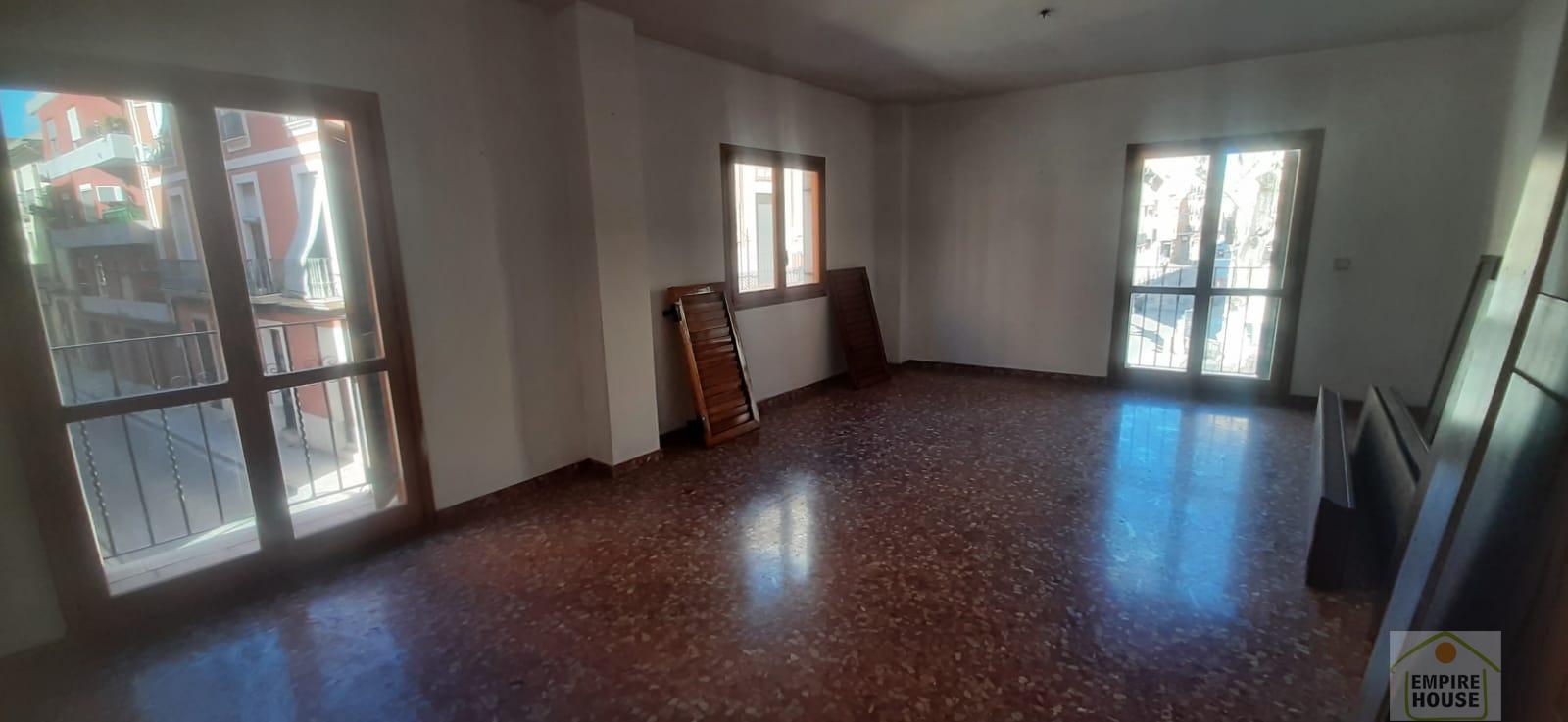 For sale of flat in Carcaixent