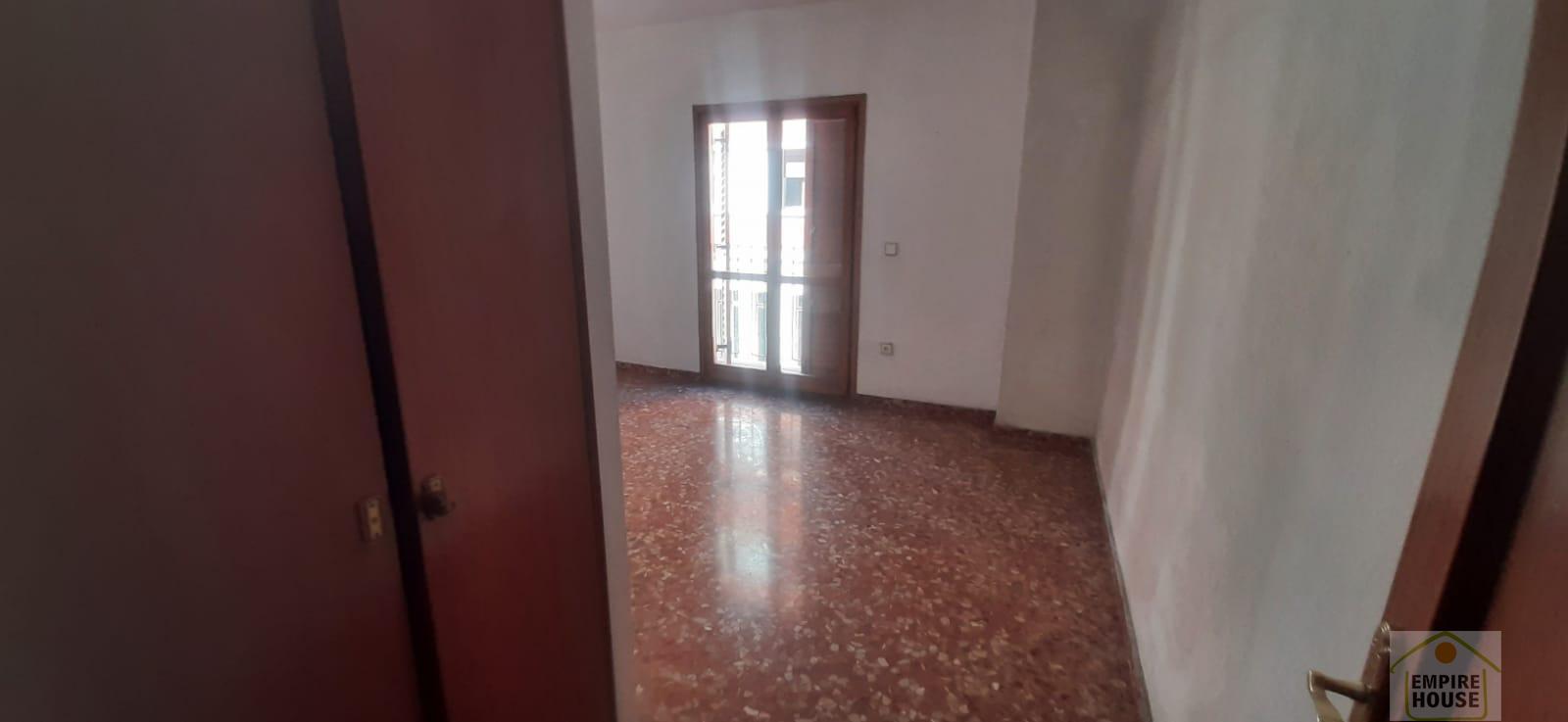 For sale of flat in Carcaixent